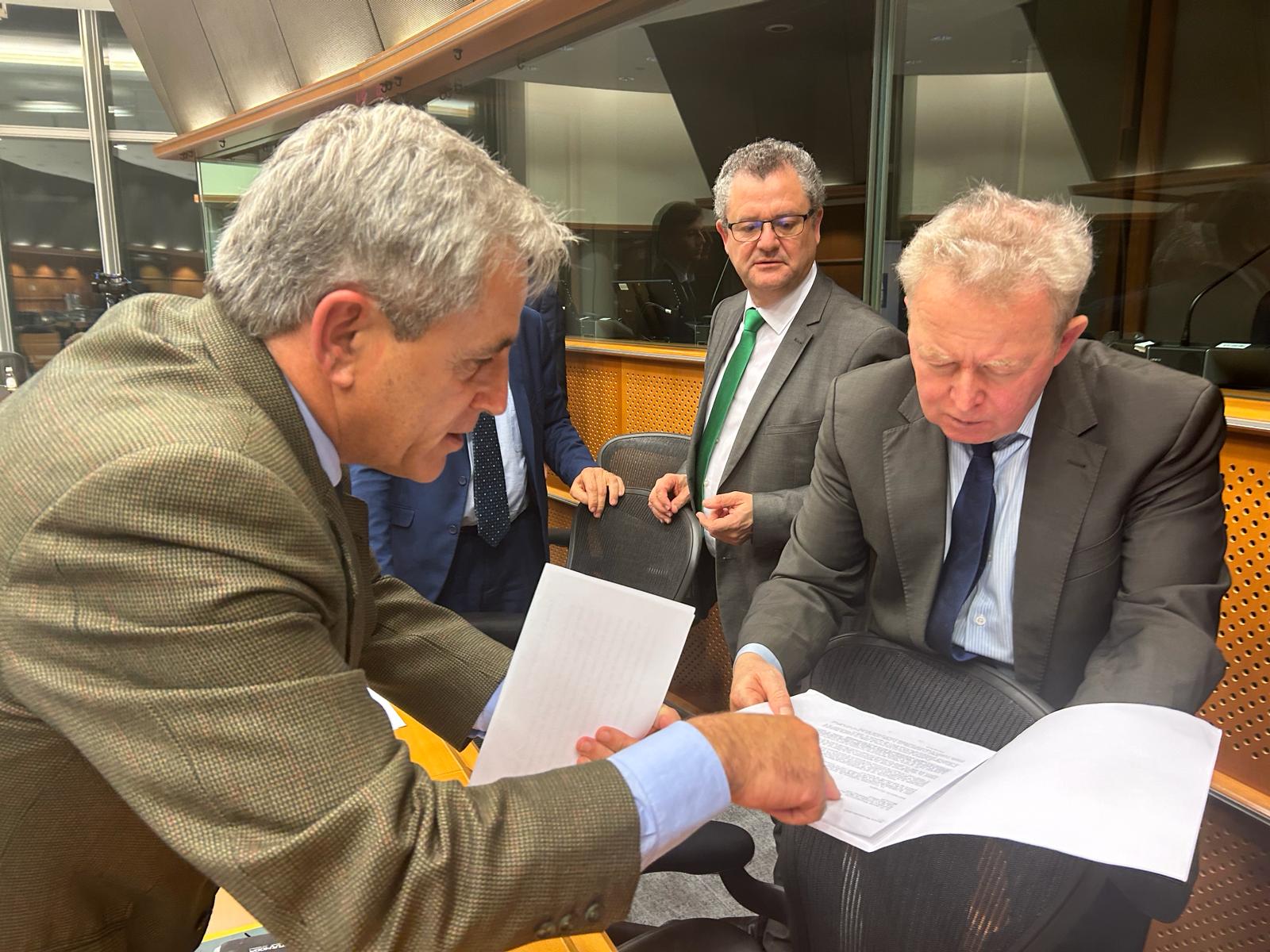 Imagen del artículo El consejero de Gestión Forestal y Mundo Rural traslada al comisario europeo de Agricultura la importancia del regadío de Tierra de Barros