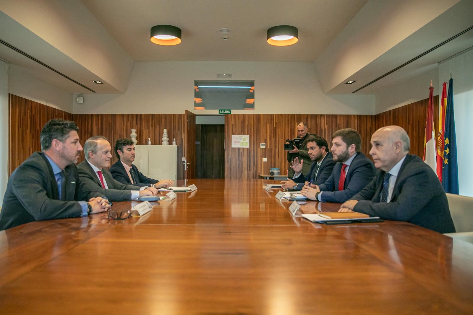 El consejero de Infraestructuras, Transporte y Vivienda, Manuel Martín Castizo, ha mantenido una reunión con el titular de Fomento de la Junta de Comunidades de Castilla-La Mancha, Ignacio Hernando Serrano. 