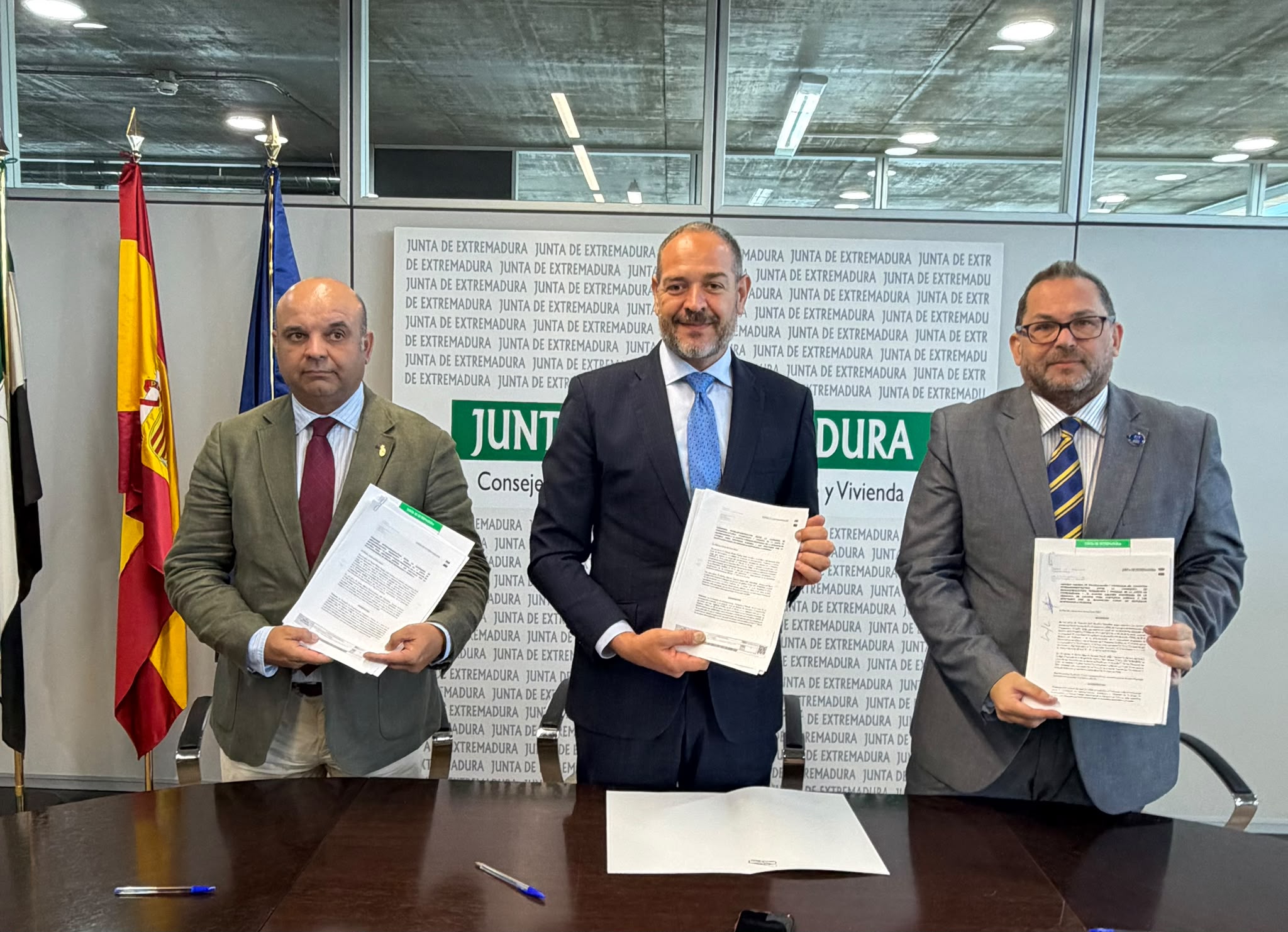 Foto de La Junta y los colegios de la Abogacía de Cáceres y Badajoz amplían el asesoramiento jurídico a afectados por la ocupación ilegal y los impa