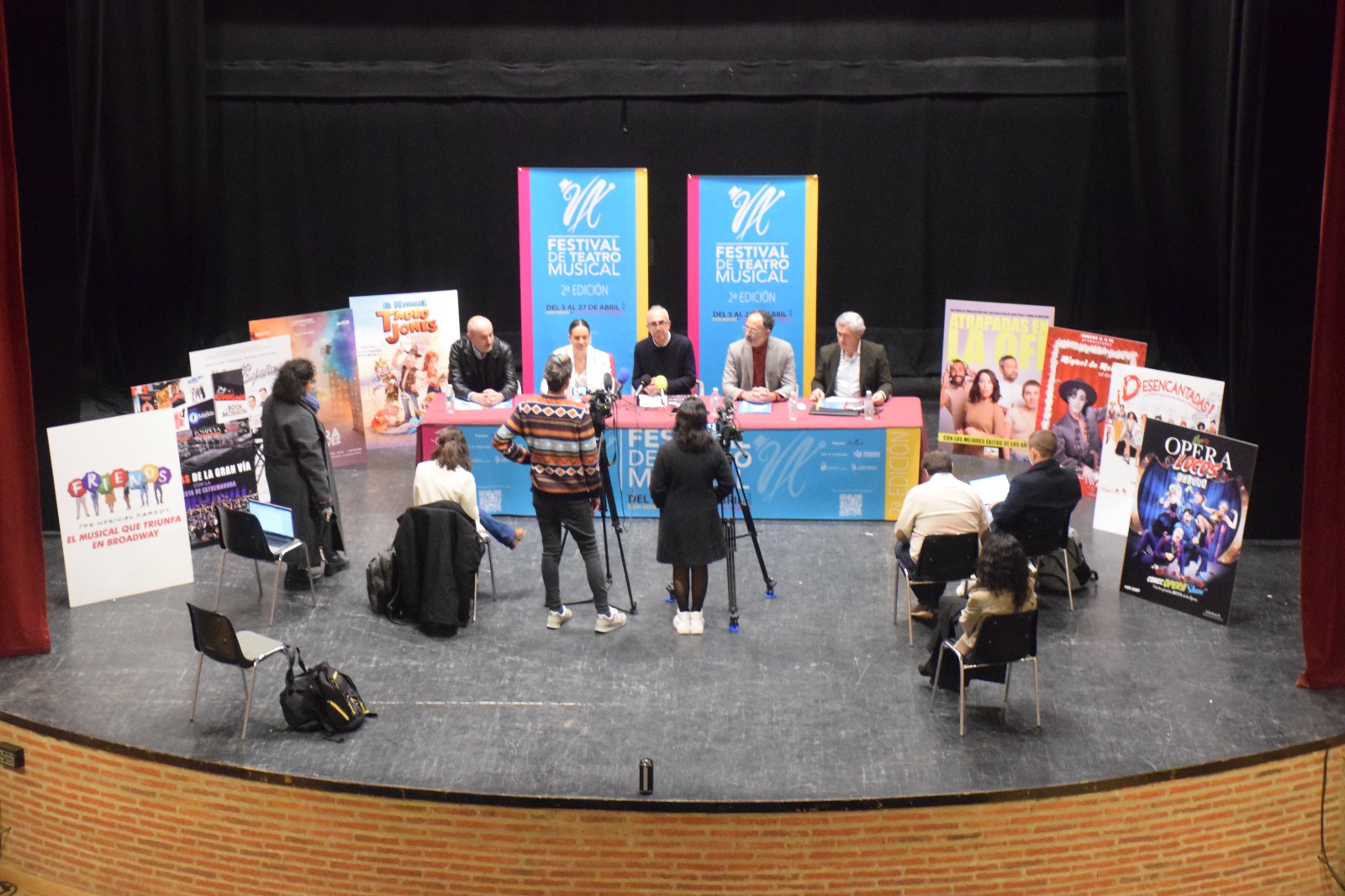 Foto del secretario general de Cultura y otras autoridades durante la presentación del festival