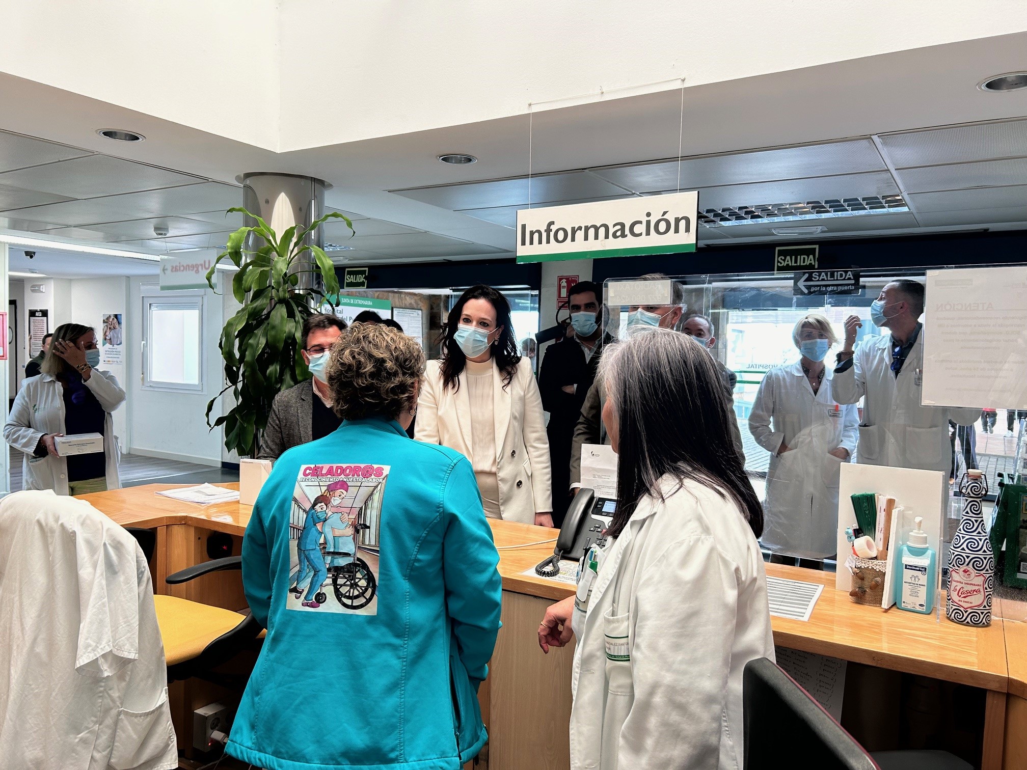 Imagen de la consejera en su visita al Hospital Virgen del Puerto