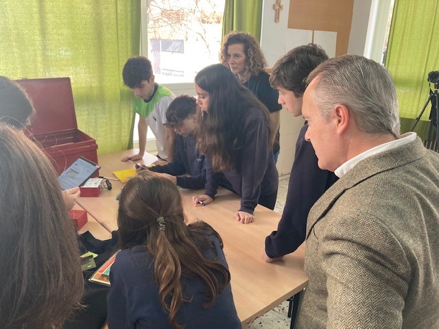 EEl consejero de Infraestructuras, Transporte y Vivienda, Manuel Martín Castizo, anima a los alumnos.