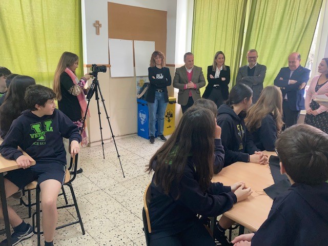 El consejero de Infraestructuras, Transporte y Vivienda, Manuel Martín Castizo, anima a los alumnos.