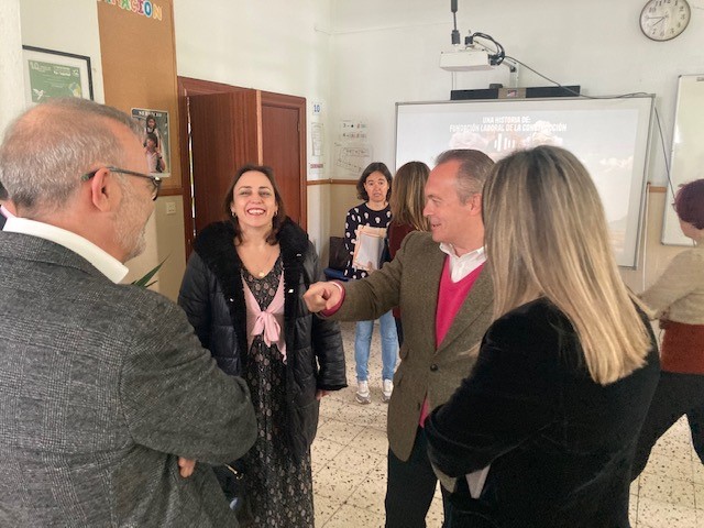 El consejero de Infraestructuras, Transporte y Vivienda, Manuel Martín Castizo,  y la secretaria general de Igualdad y Conciliación, Ara Sánchez, durante la visita.anima a los alumnos.