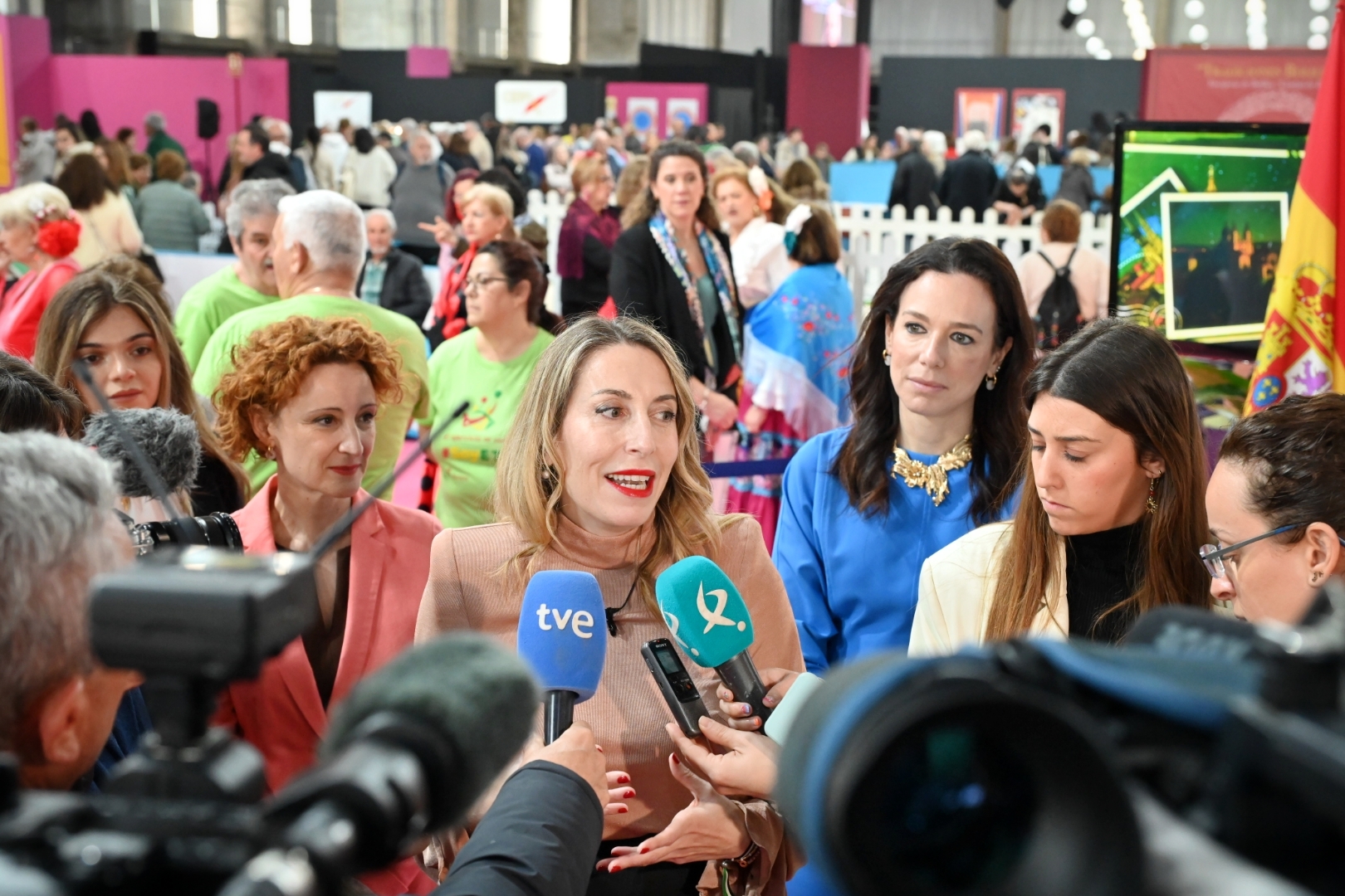 Imagen de la presidenta de la Junta de Extremadura atendiendo a los medios de comunicación