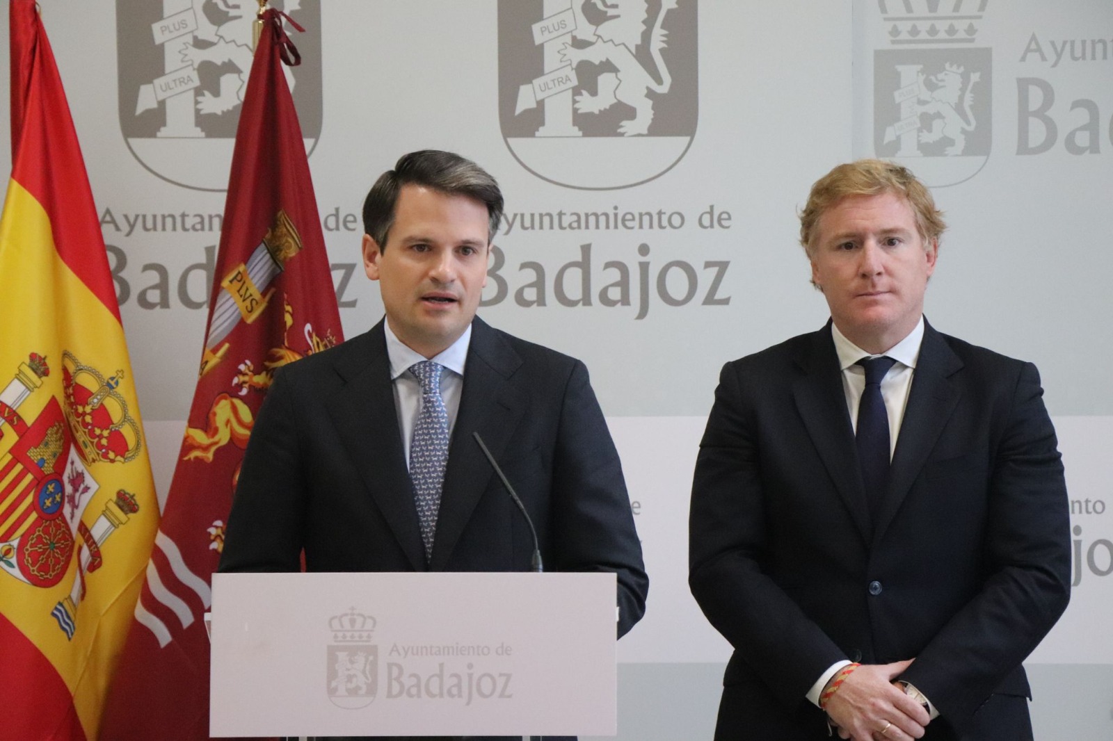 Foto del consejero de Presidencia, Interior y Diálogo Social y el alcalde de Badajoz