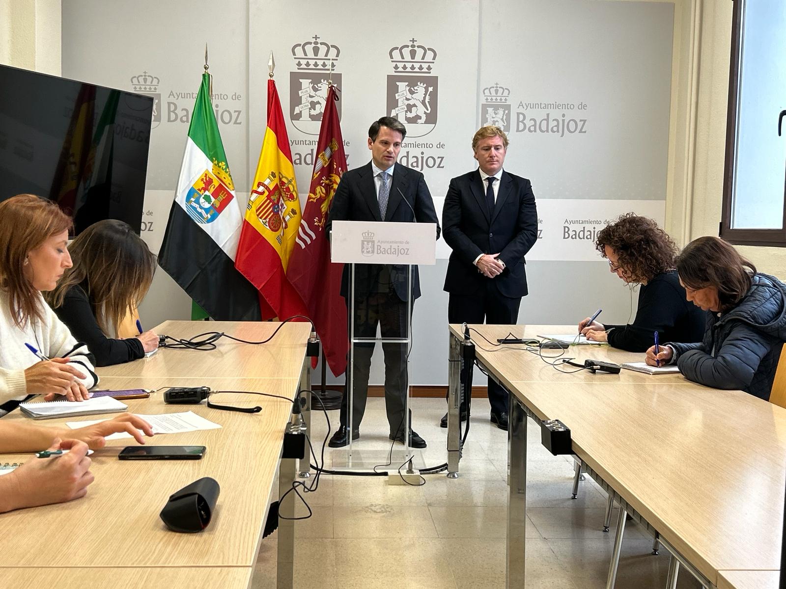 Foto del consejero de Presidencia, Interior y Diálogo Social y el alcalde de Badajoz