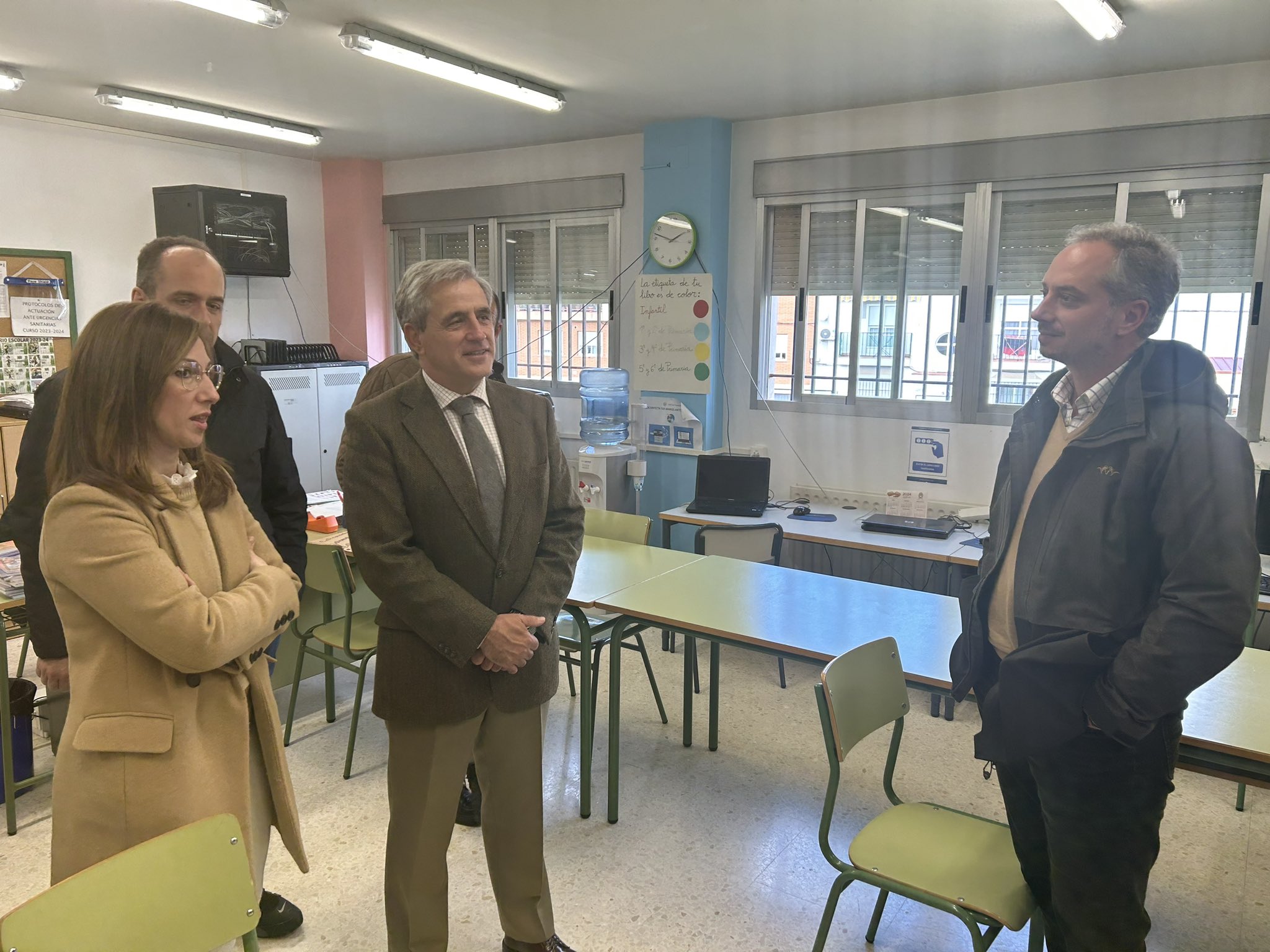 El consejero de Gestión Forestal en su visita al colegio San Francisco, de Almendralejo. 