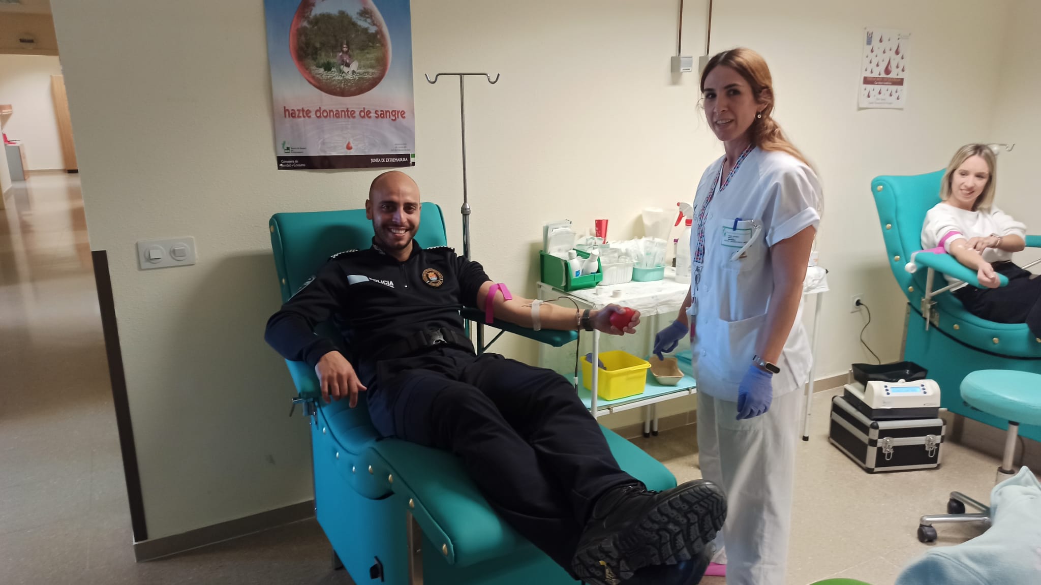 Foto de un agente donando sangre