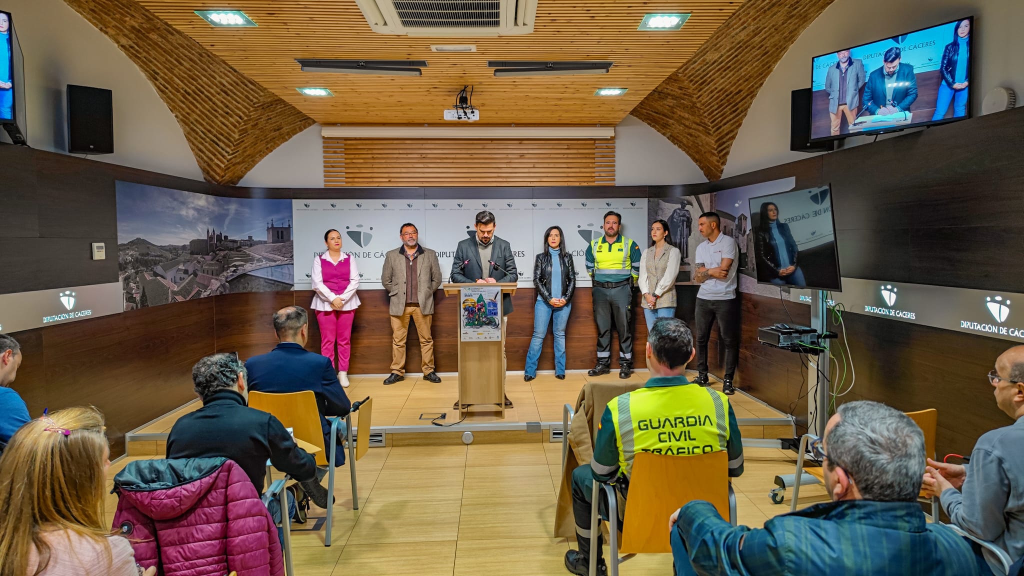 Foto del director general de Jóvenes y Deportes durante su intervención