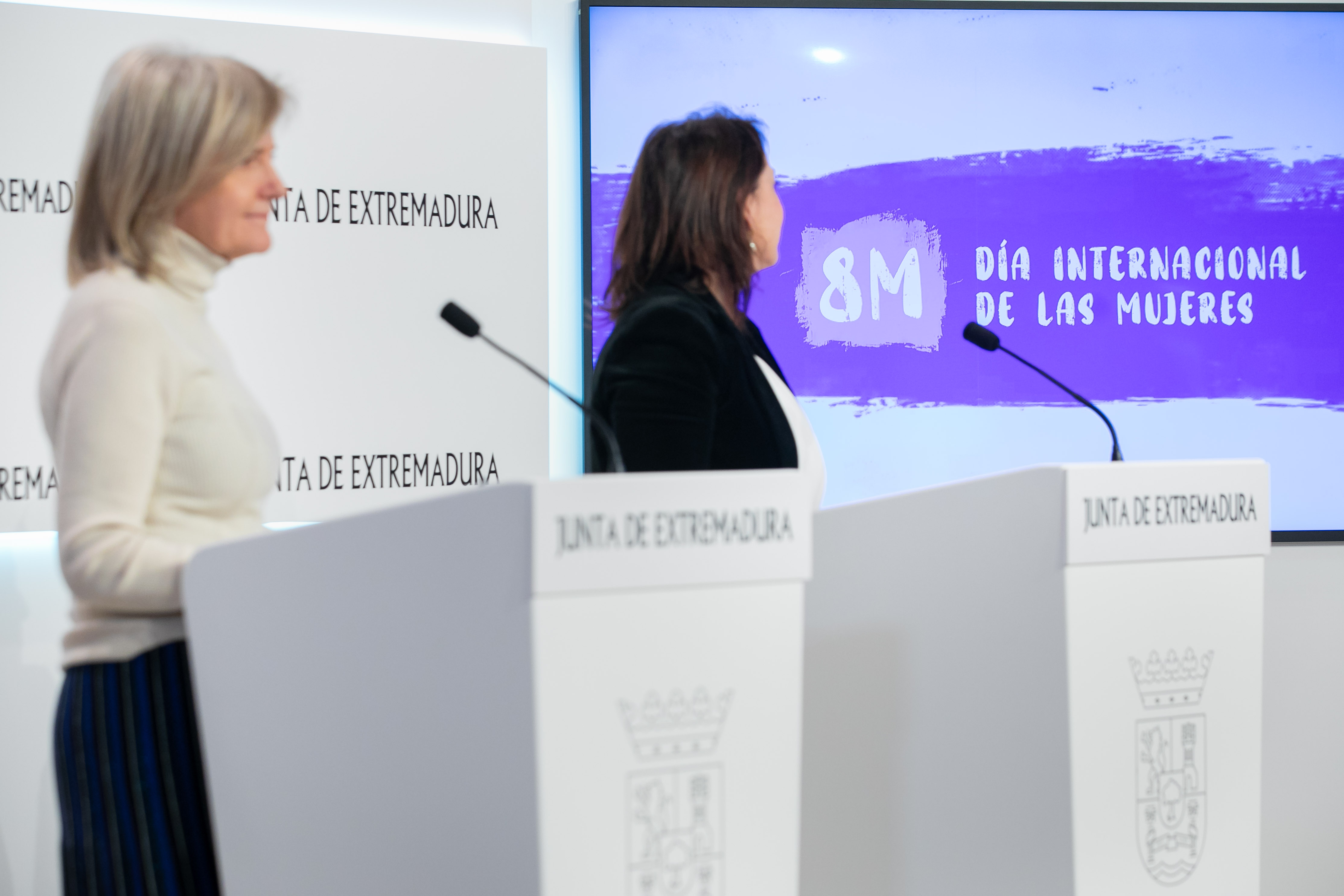 La portavoz de la Junta de Extremadura, Victoria Bazaga; y la secretaria general de Igualdad y Conciliación, Ara Sánchez, durante la rueda de prensa en la que se ha presentado la campaña.