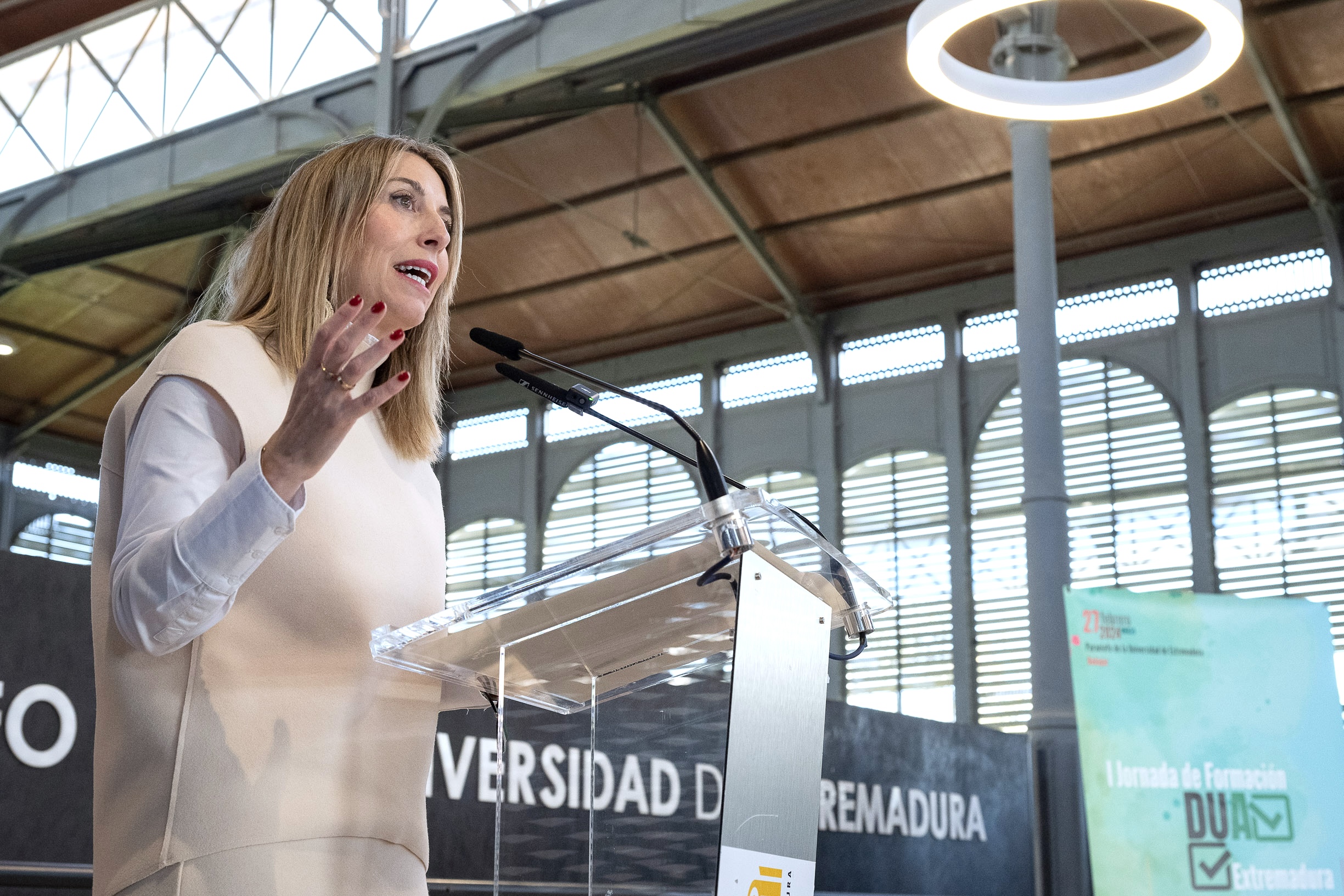 La presidenta de la Junta, María Guardiola, durante el acto.