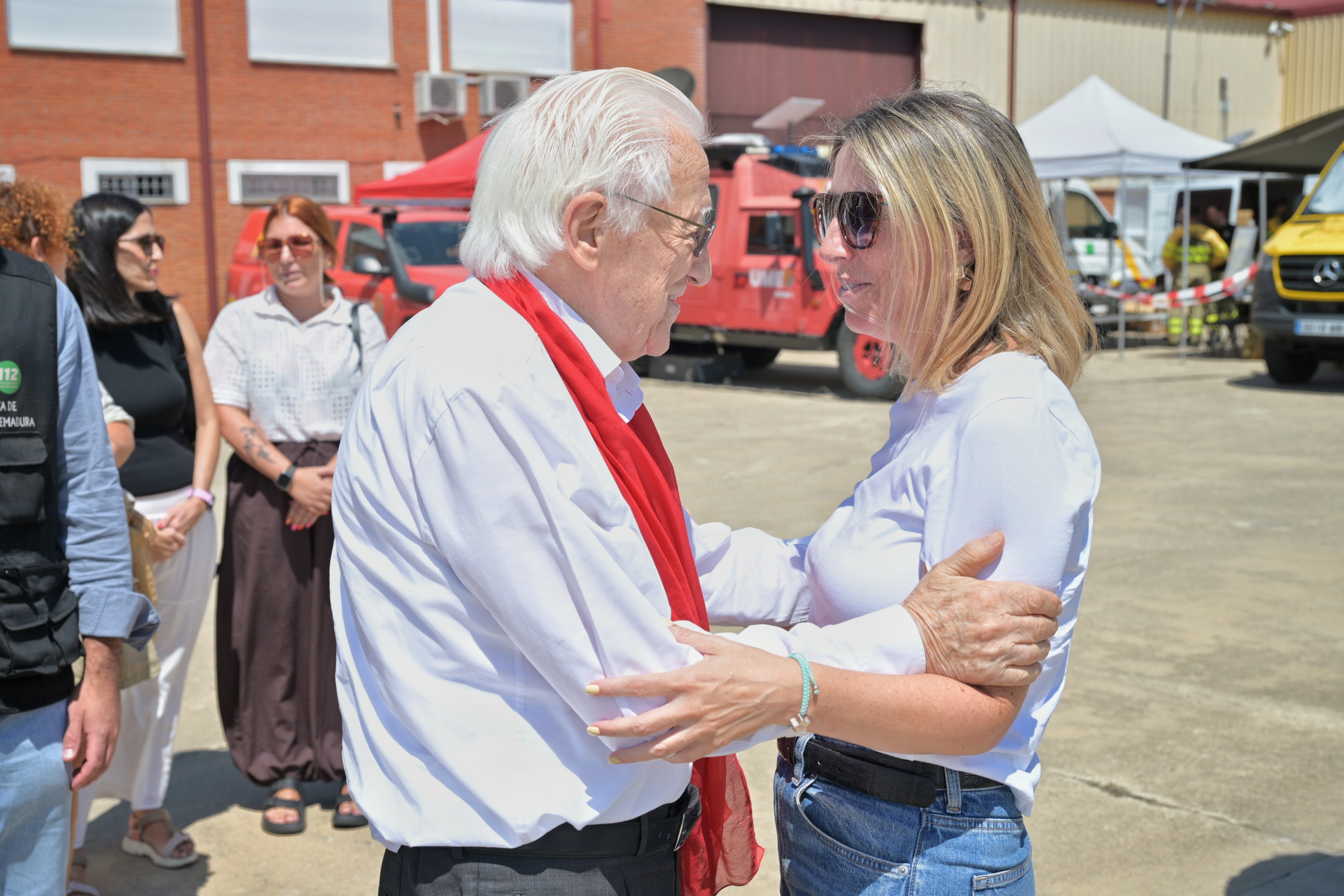 La presidenta de la Junta de Extremadura, María Guardiola, saluda al padre Ángel.