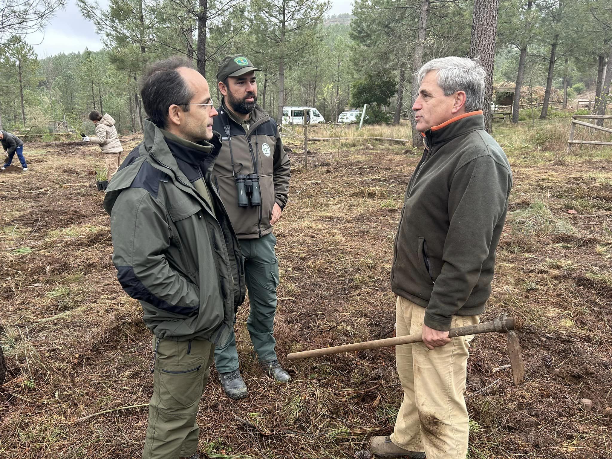  El consejero de Gestión Forestal y Mundo Rural participa en el programa de voluntariado ‘Plantabosques’ de Adenex en Valencia de Alcántara