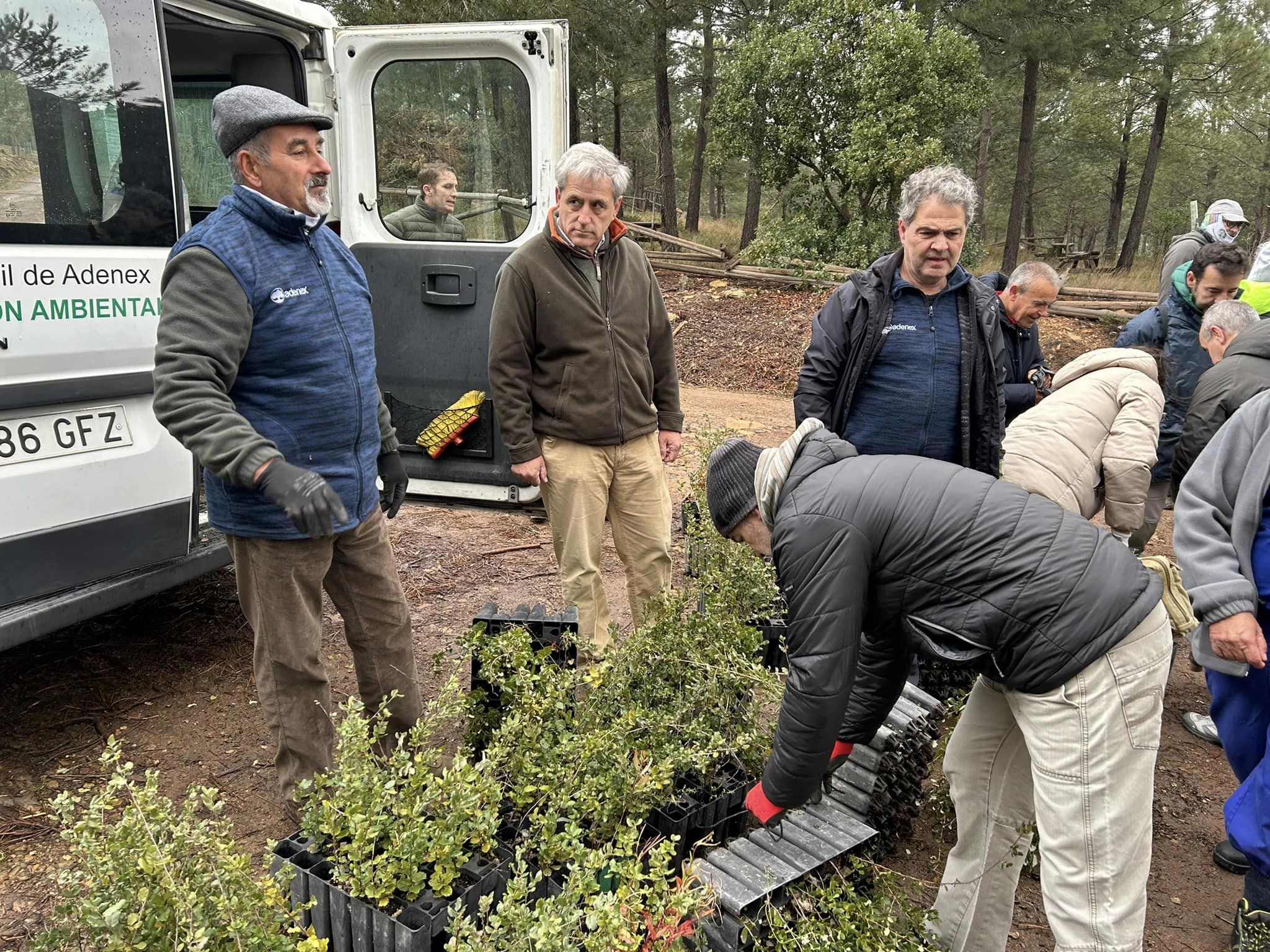  El consejero de Gestión Forestal y Mundo Rural participa en el programa de voluntariado ‘Plantabosques’ de Adenex en Valencia de Alcántara