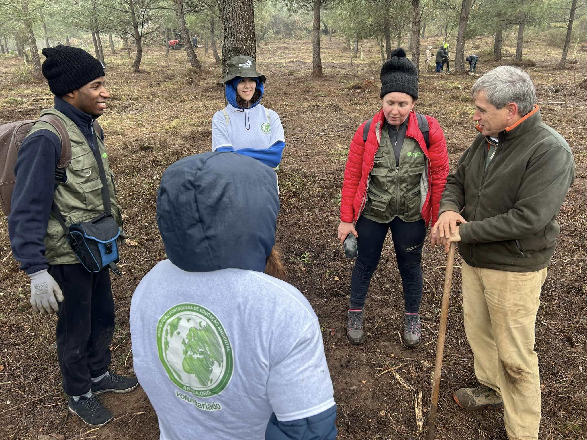  El consejero de Gestión Forestal y Mundo Rural participa en el programa de voluntariado ‘Plantabosques’ de Adenex en Valencia de Alcántara