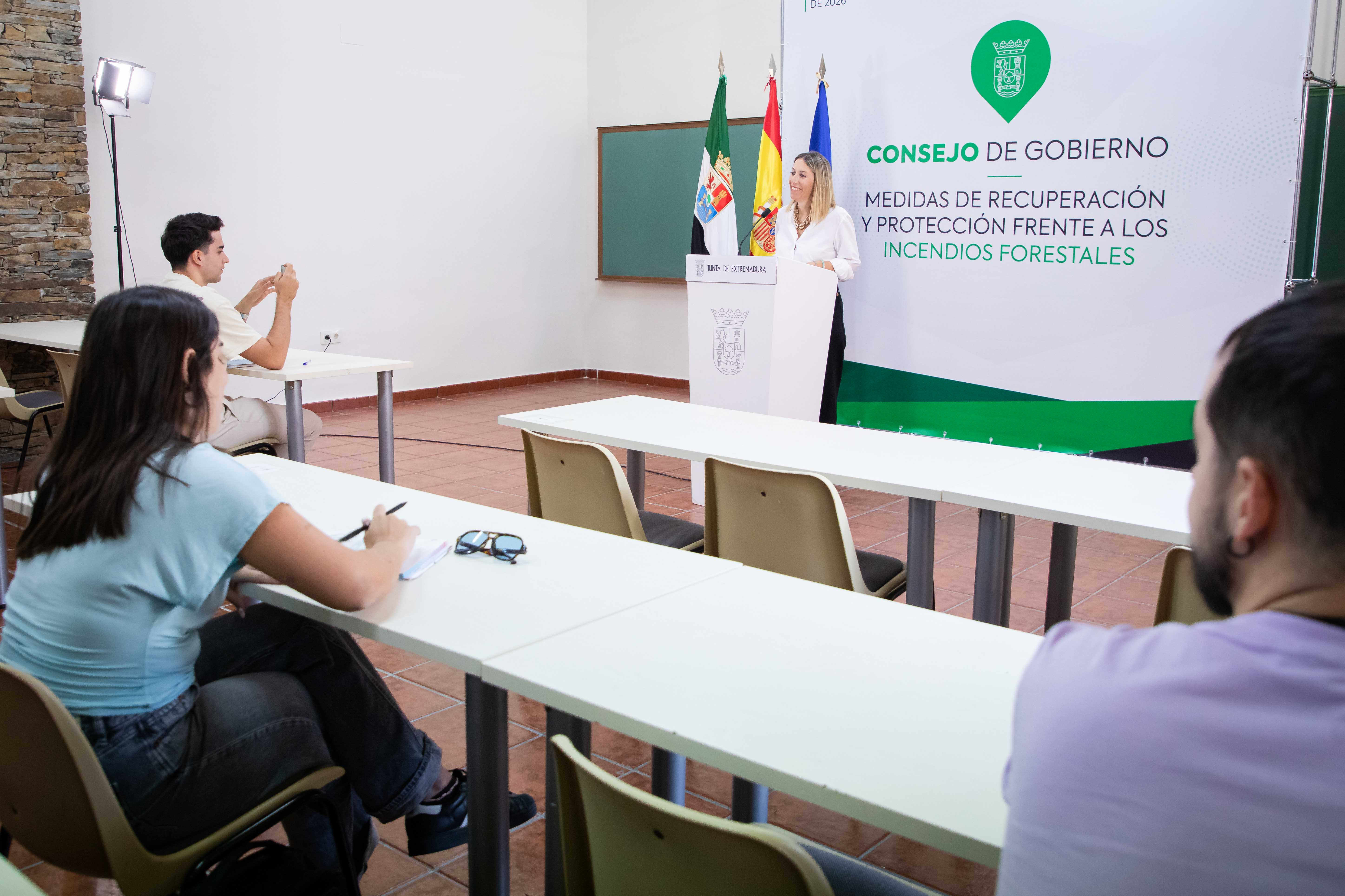 La presidenta de la Junta de Extremadura, María Guardiola, se dirige a los medios de comunicación.