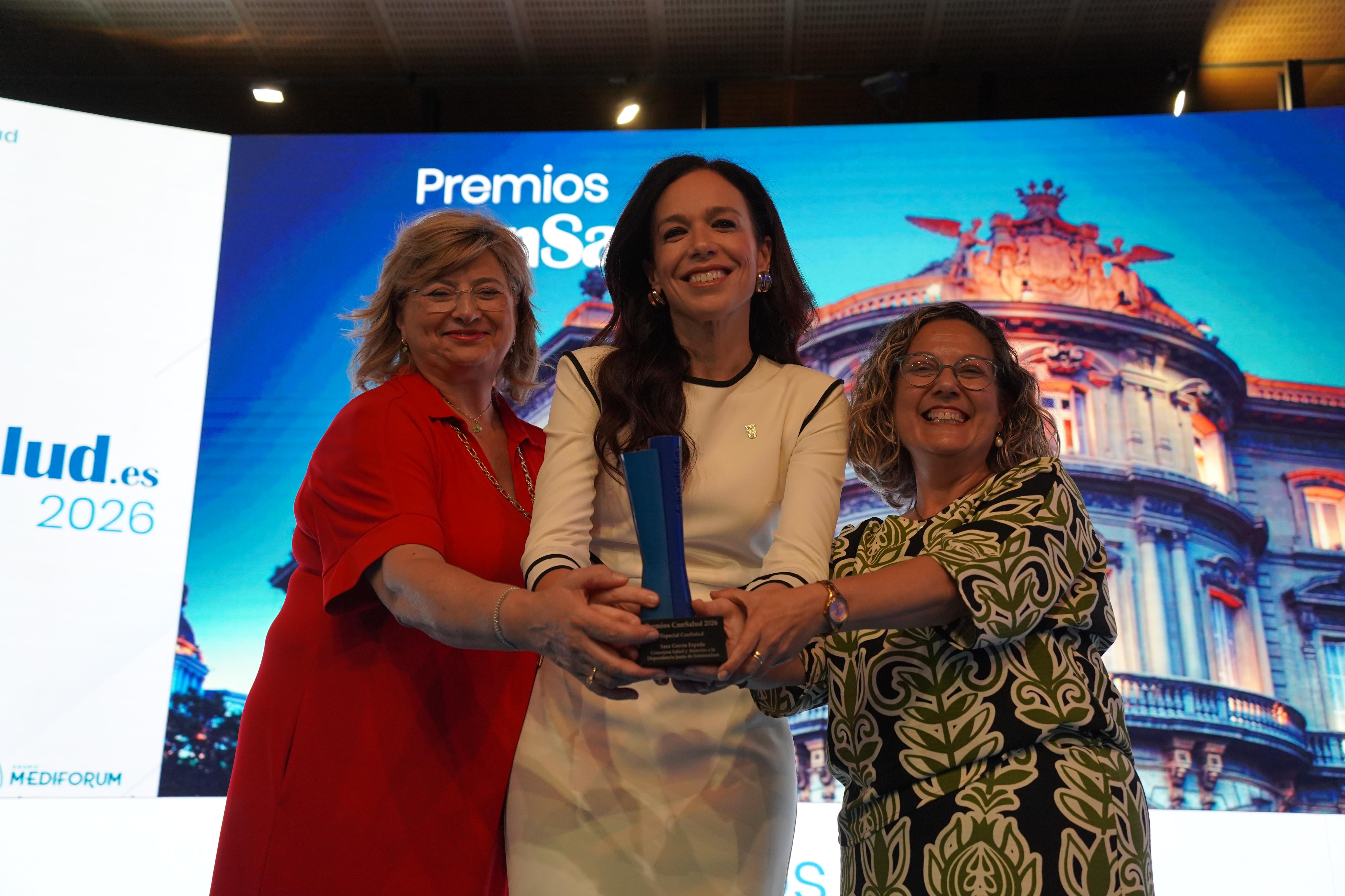 La consejera de Salud y Atención a la Dependencia, Sara Gª Espada, ha recibido el Premio Especial a los Nuevos Liderazgos Autonómicos 'ConSalud 2026'.