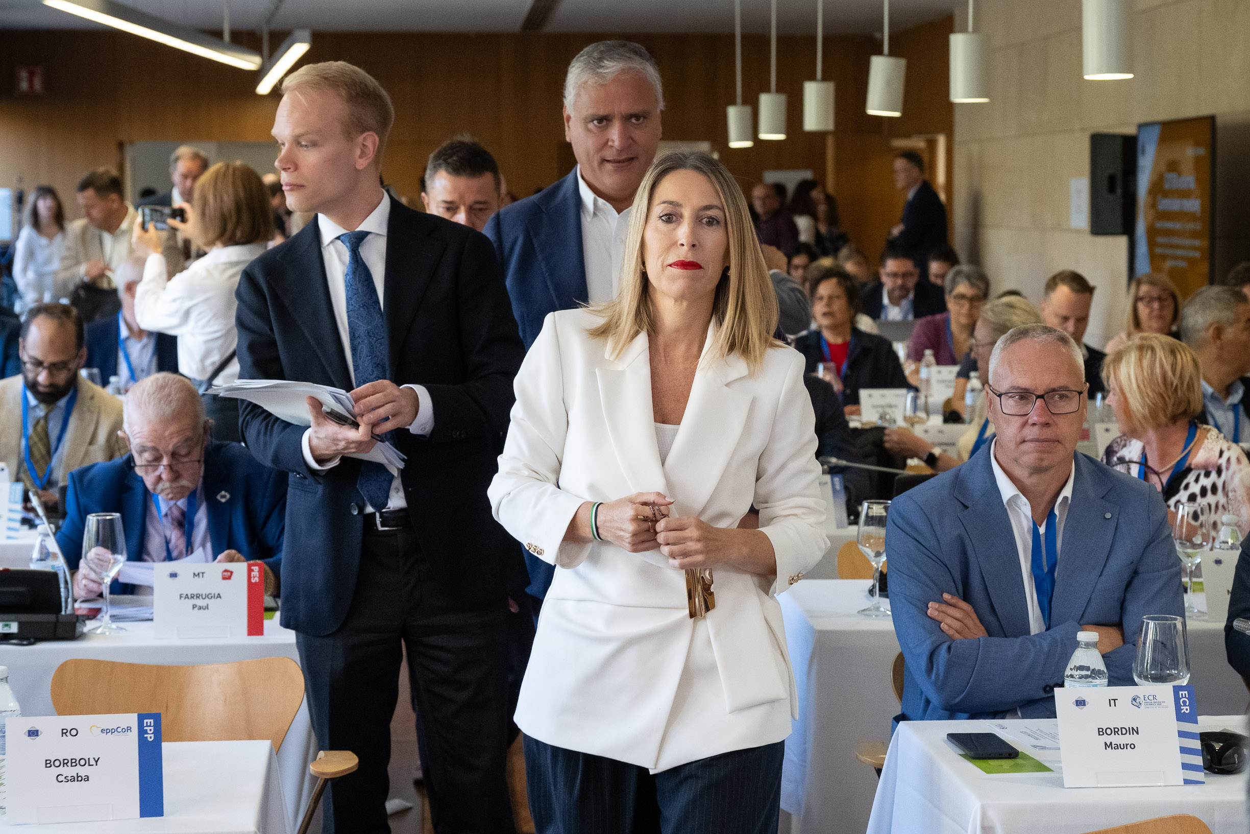 Presidenta accede a la sala
