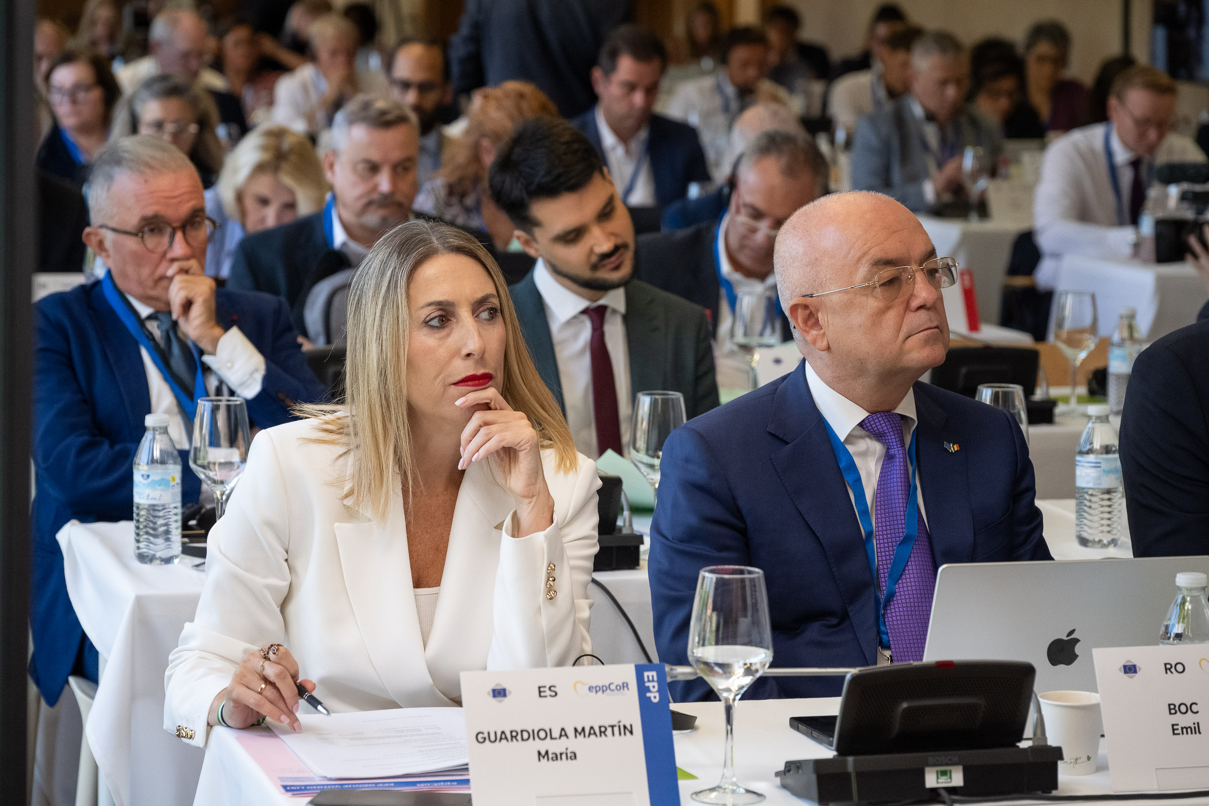 Presidenta en primer término