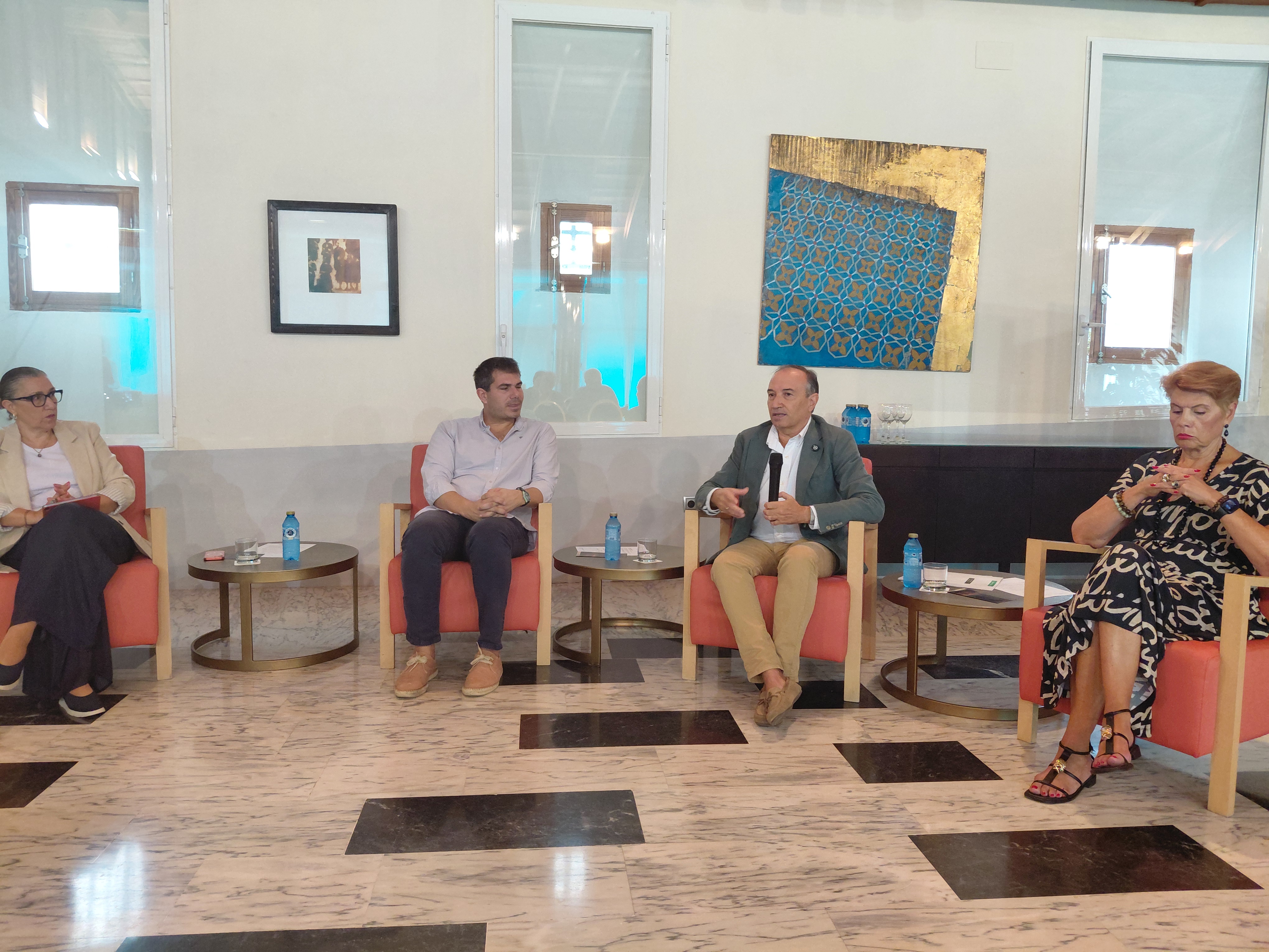 El consejero de Cultura, Turismo y Deportes, Laureano León, ha inaugurado este lunes en Llerena el Encuentro Anual del Clúster del Turismo de Extremadura