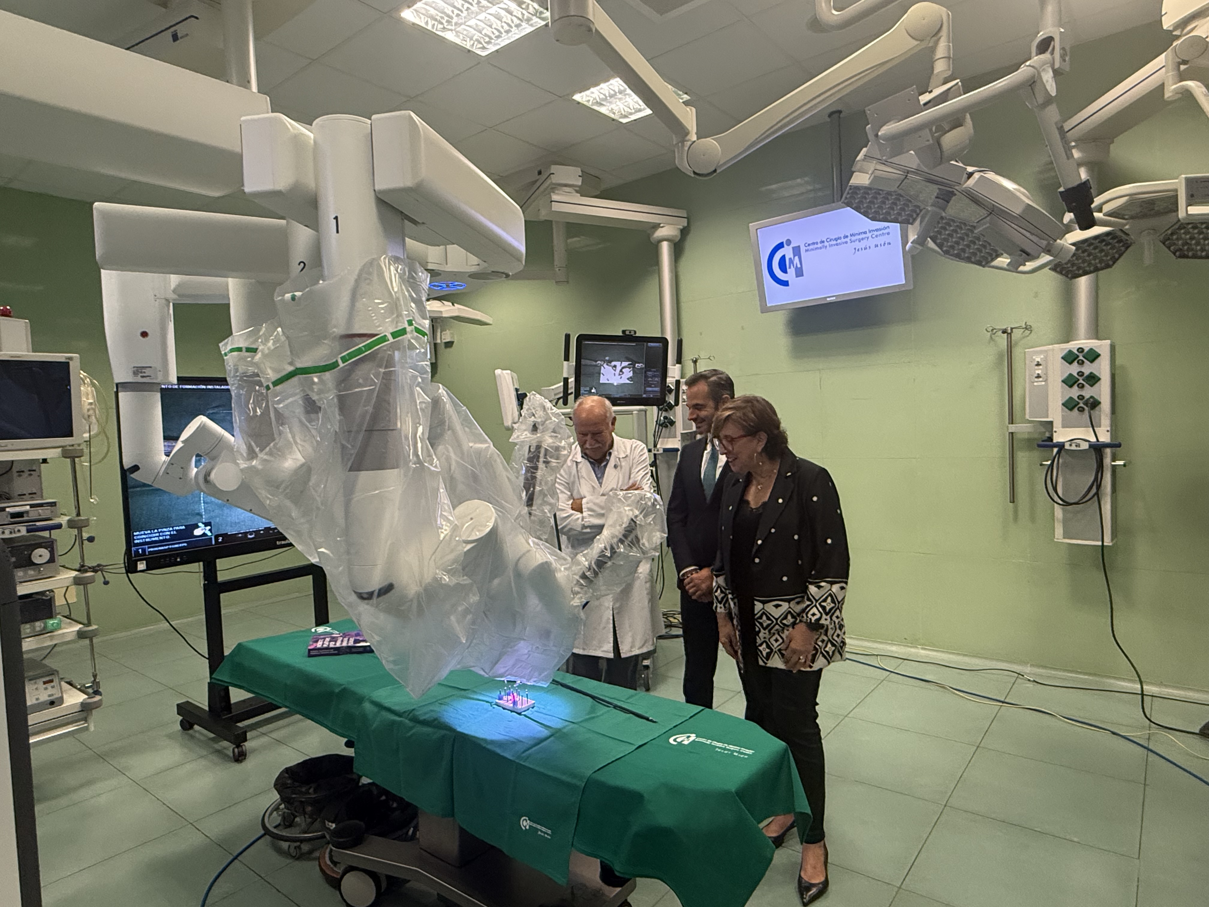 Presentación del robot quirúrgico Da Vinci Xi en el CCMMJU foto 4