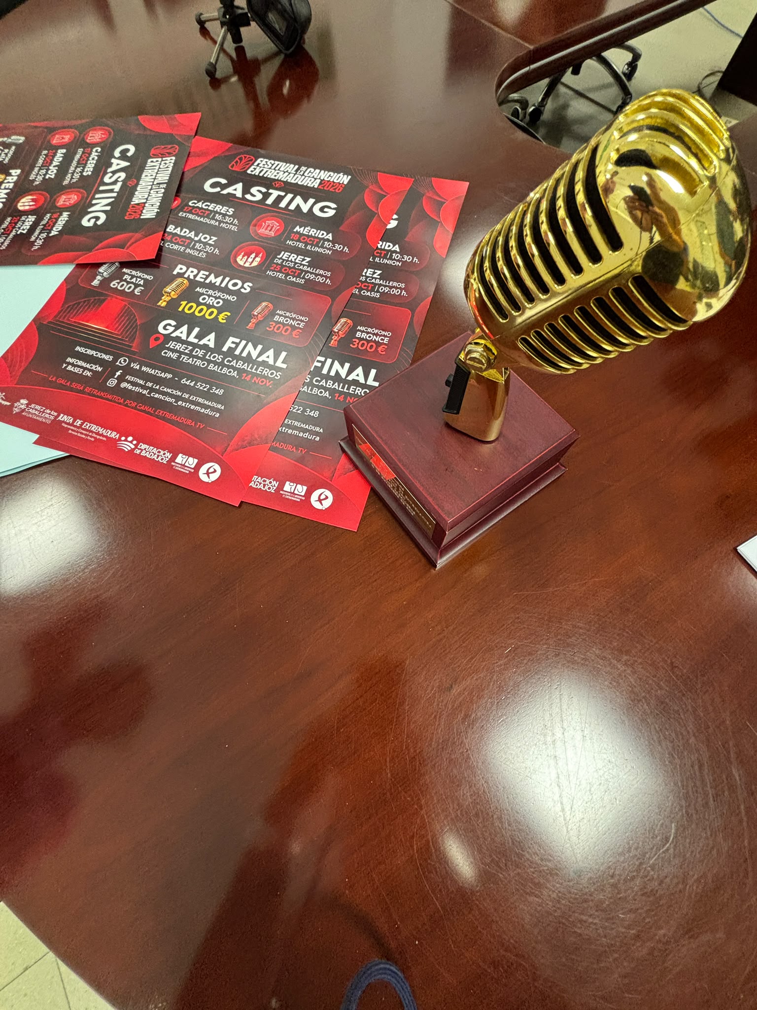 Carteles y micrófono de oro