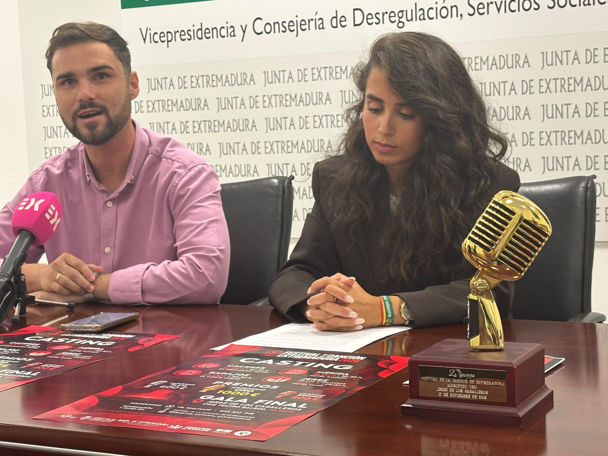 La directora del IJEx junto al alcalde de Jerez de los Caballeros
