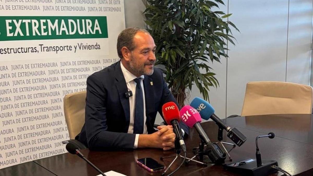 Foto de Ramírez exige al Gobierno de España soluciones urgentes para el aeropuerto de Badajoz tras las primeras nieblas de la temporada