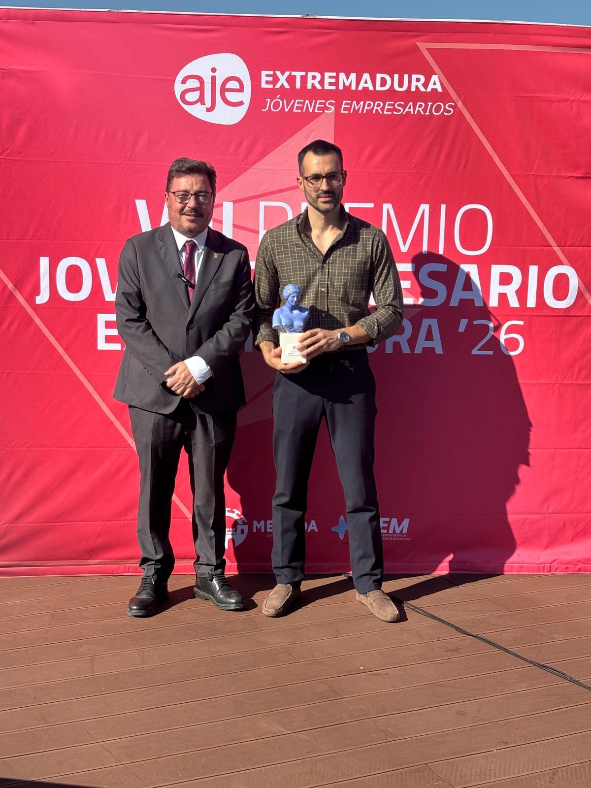 Consejero junto a joven premiado