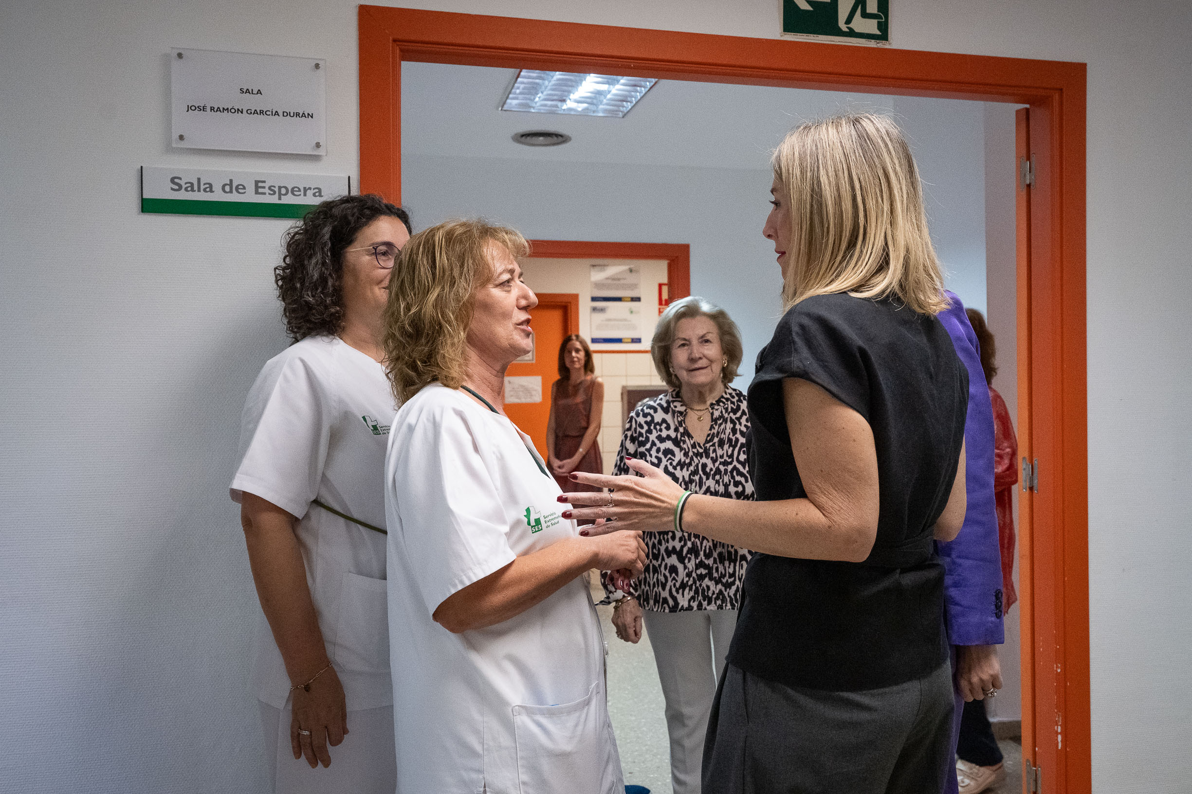 Guardiola junto a profesionales del hospital
