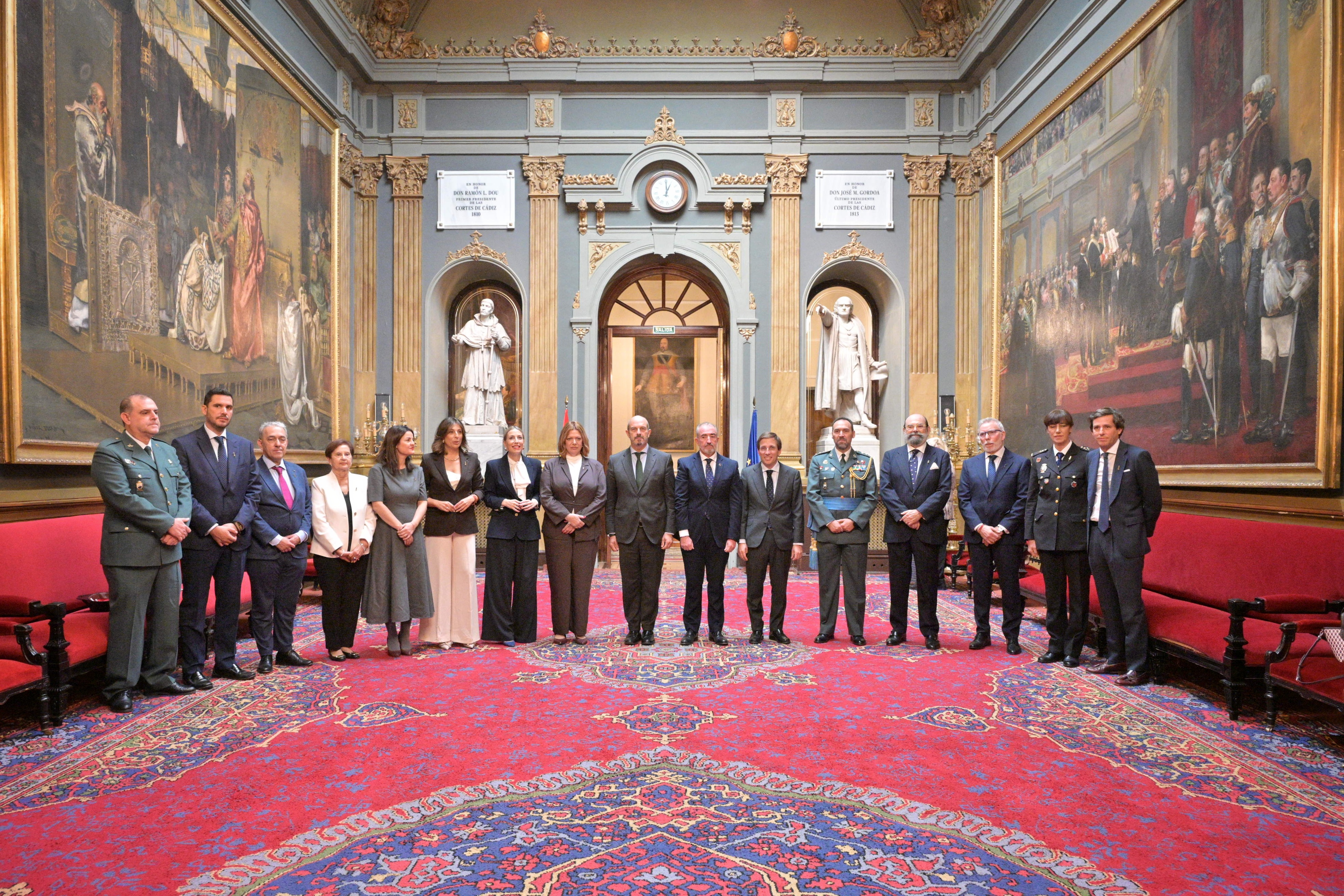 La presidenta de la Junta de Extremadura, María Guardiola, ha recibido este jueves en el Senado de España la Medalla de Honor 'Cruz de la Dignidad