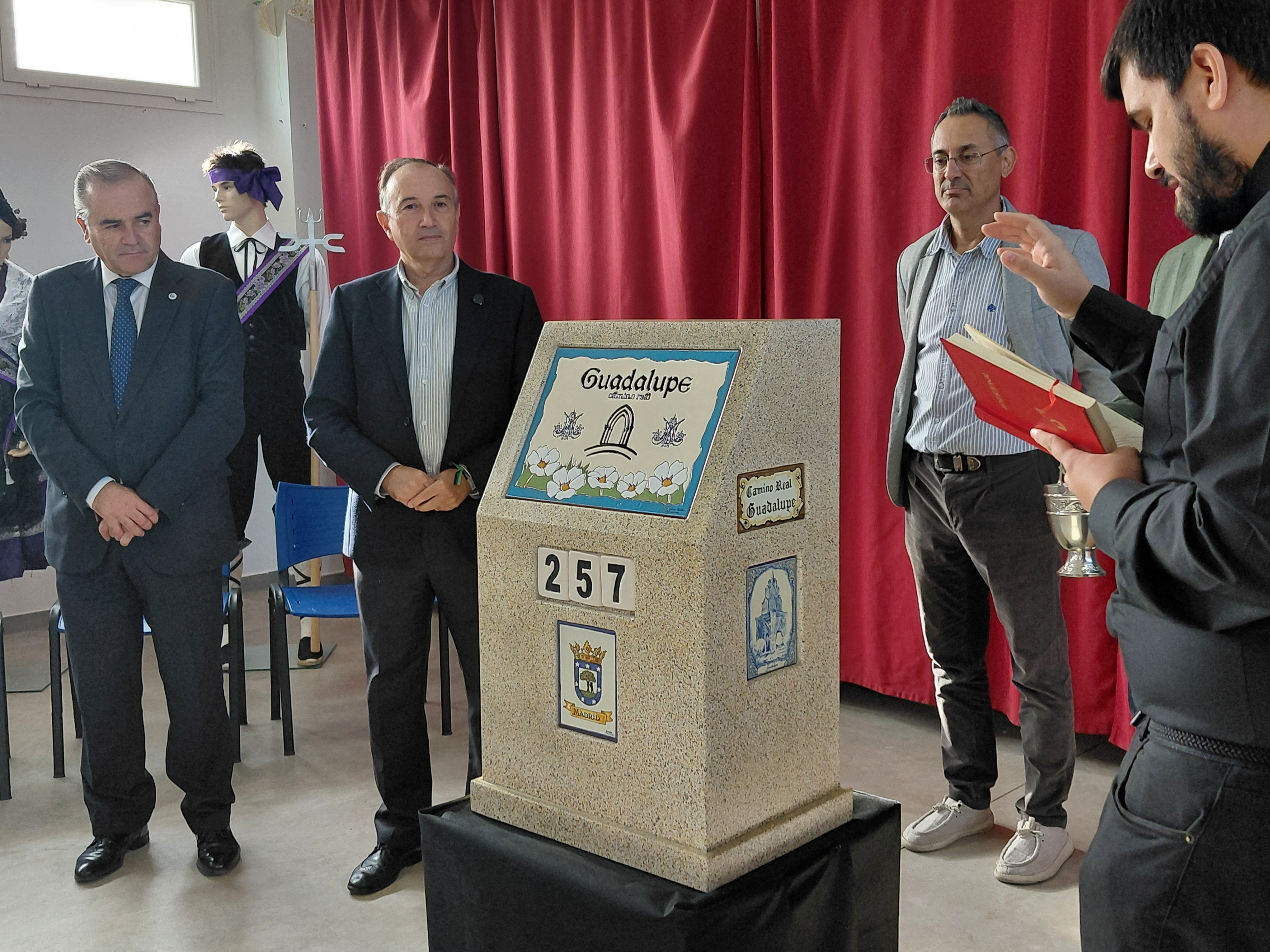 Villar del Pedroso acoge la entrega de un hito conmemorativo del Camino Real de Guadalupe