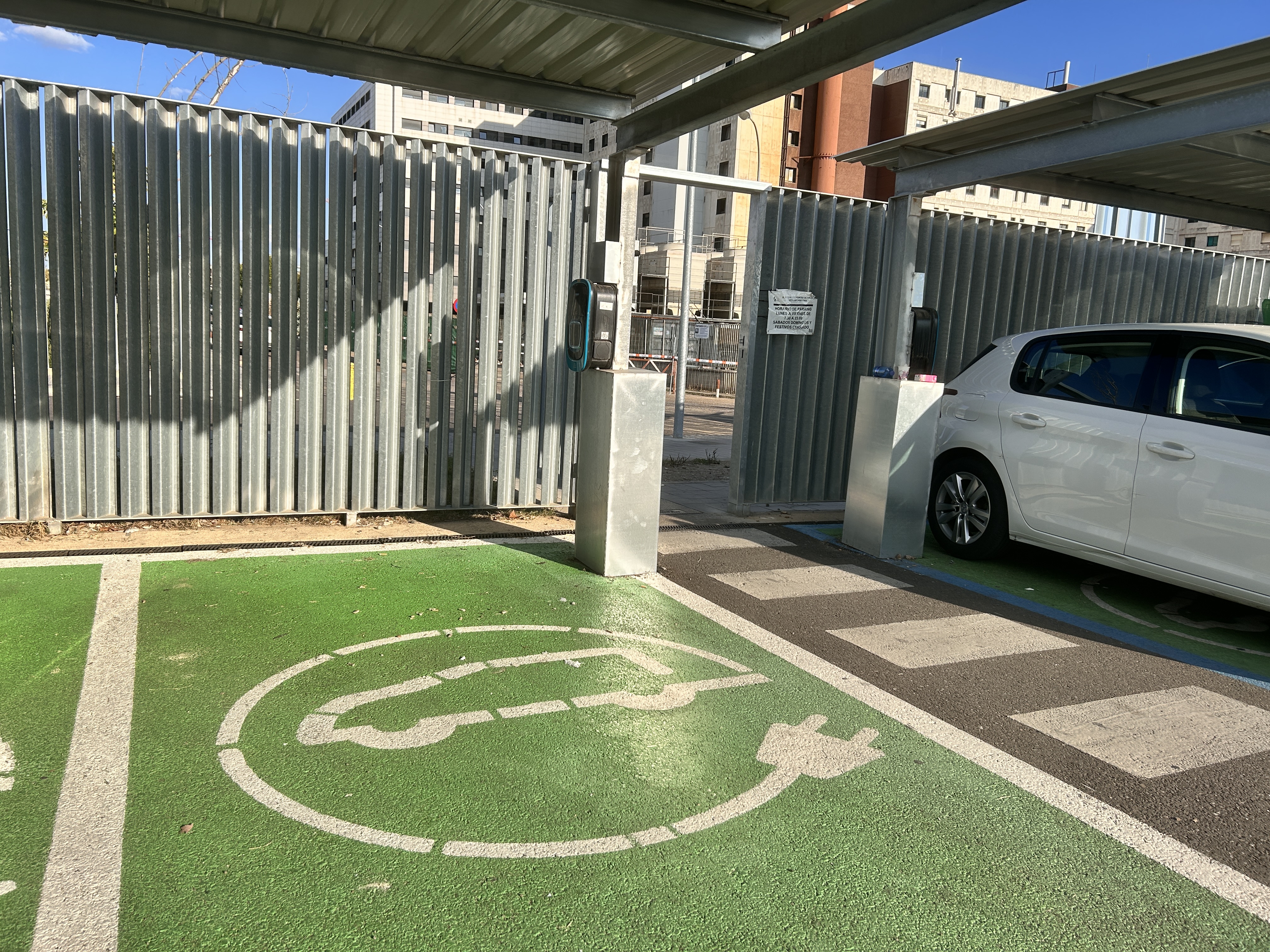 Badajoz: el Hospital Universitario habilita 25 plazas de aparcamiento para vehículos eléctricos