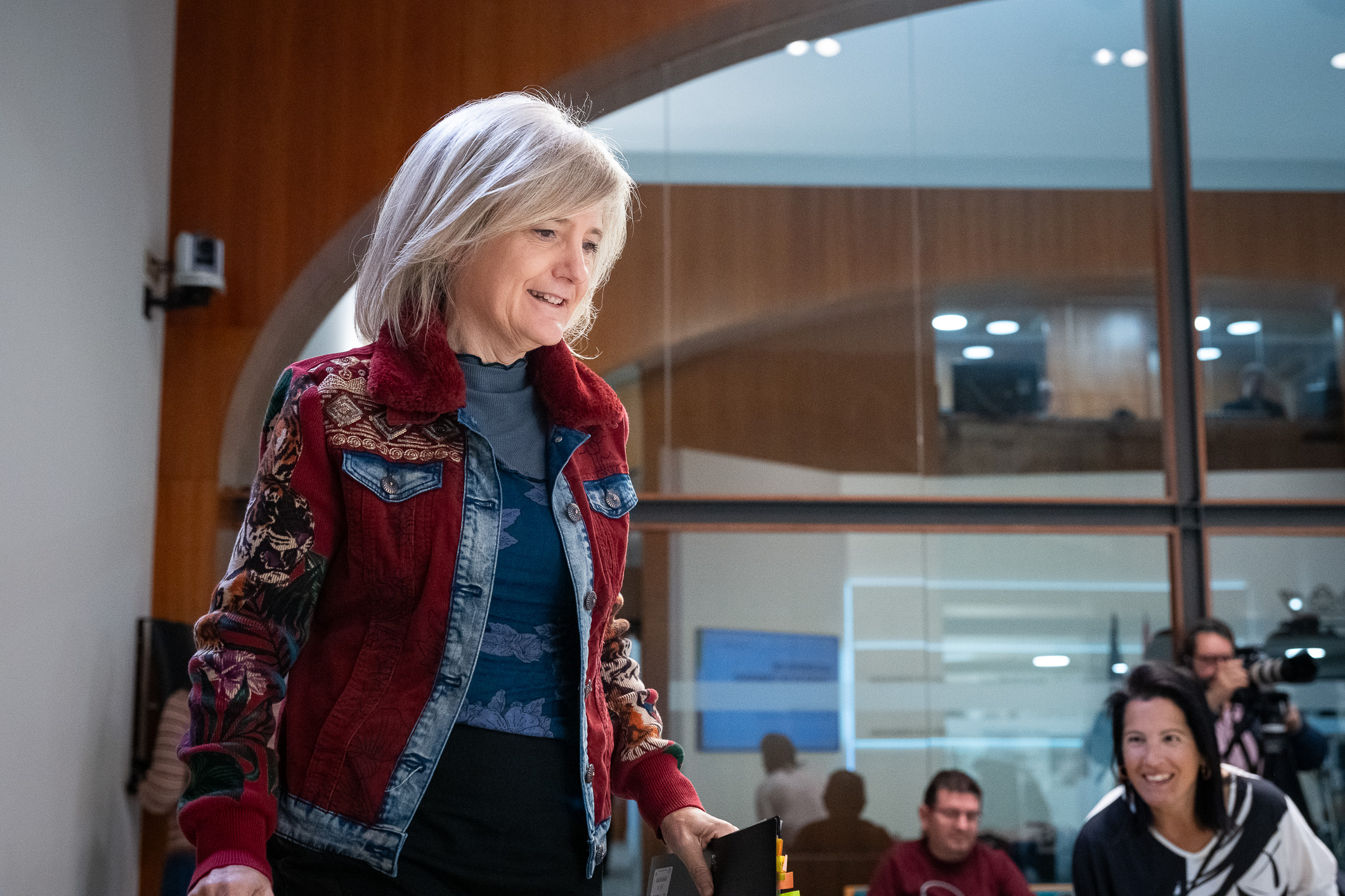 La portavoz de la Junta, Victoria Bazaga, llegando a la rueda de prensa.