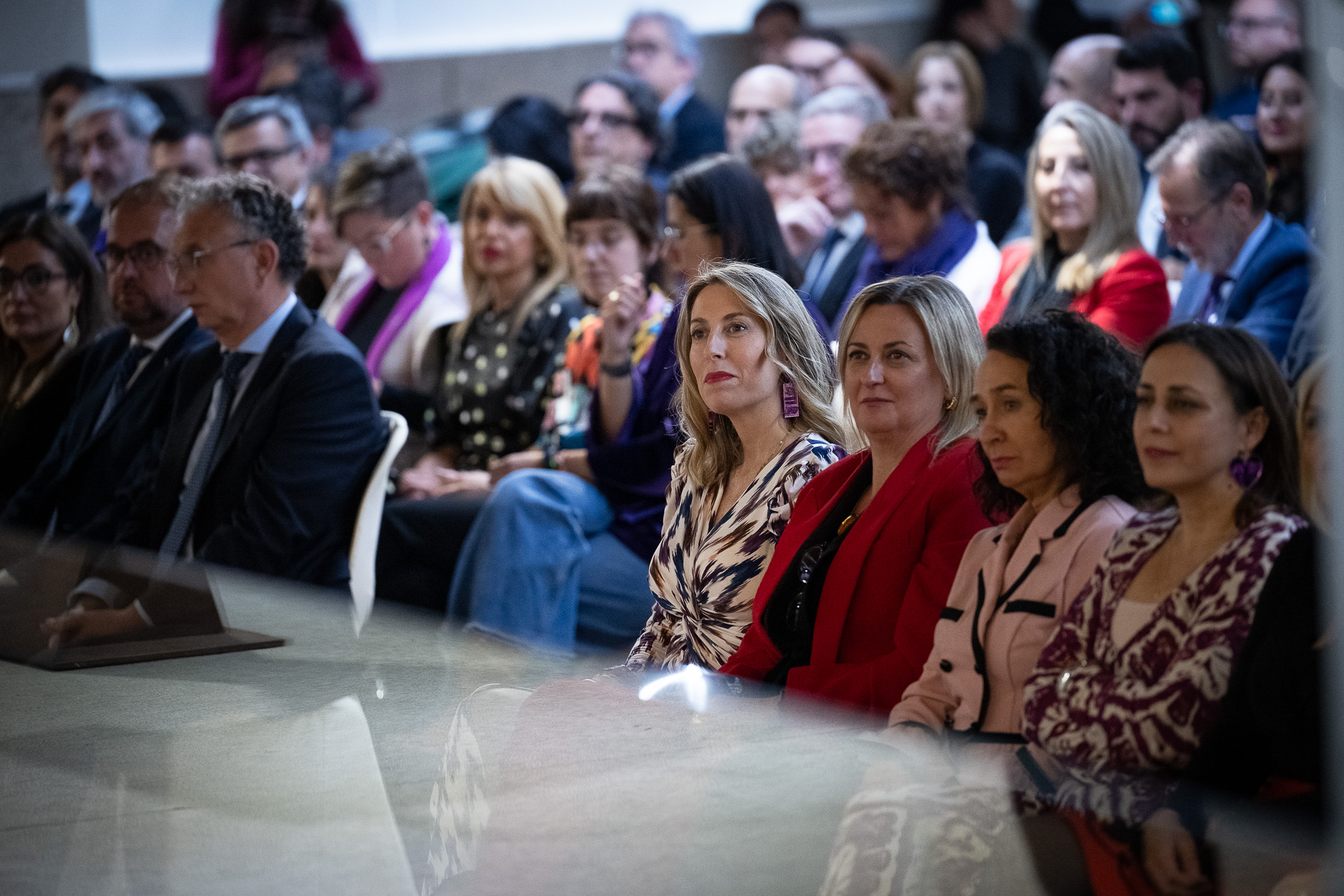 La presidenta de la Junta de Extremadura, María Guardiola, junto a la presidenta de la Asamblea de Extremadura, Blanca Martín, y a la presidenta del TSJEX, María Félix Tena.