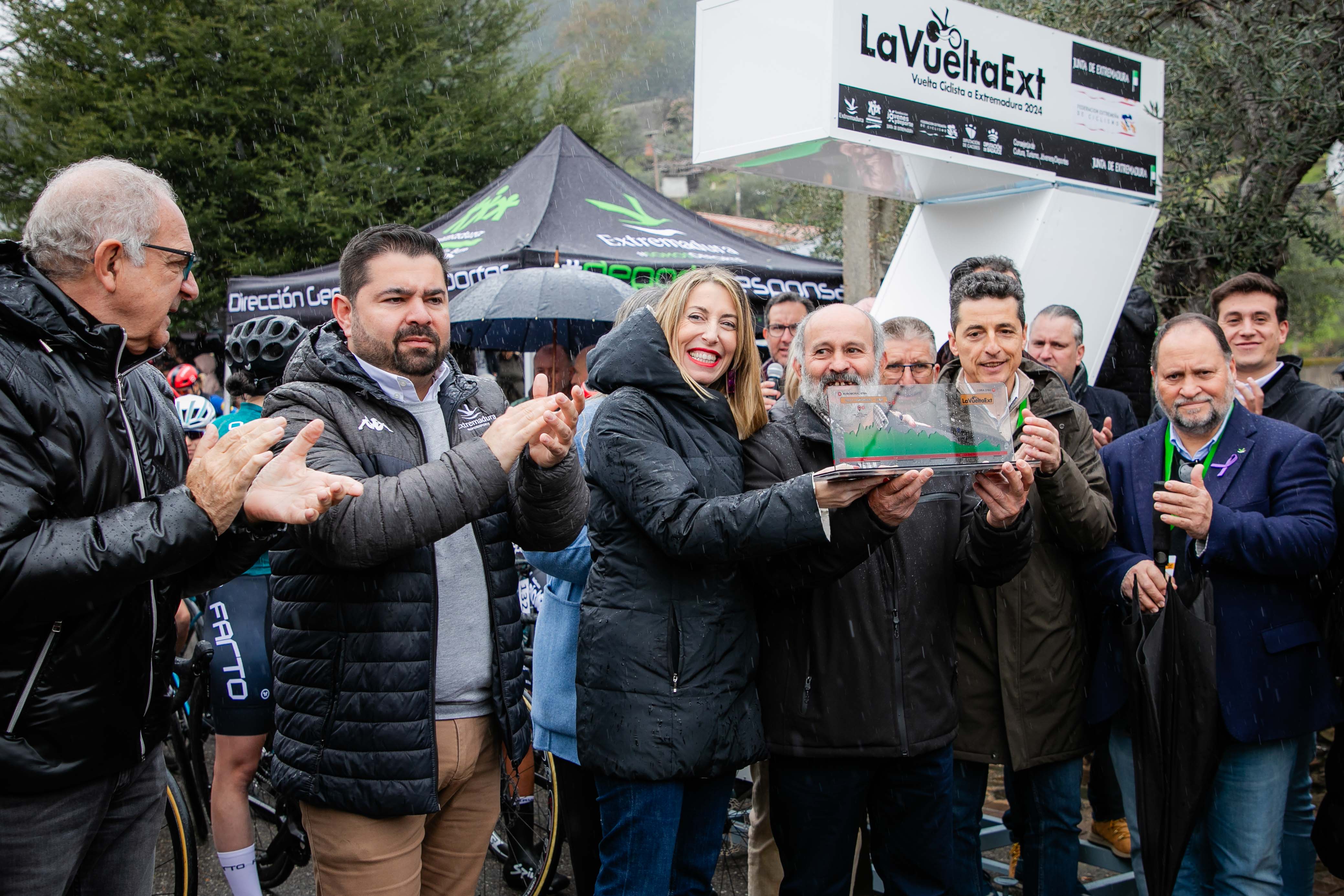 La presidenta de la Junta de Extremadura, María Guardiola, en la salida de la Vuelta Ciclista.