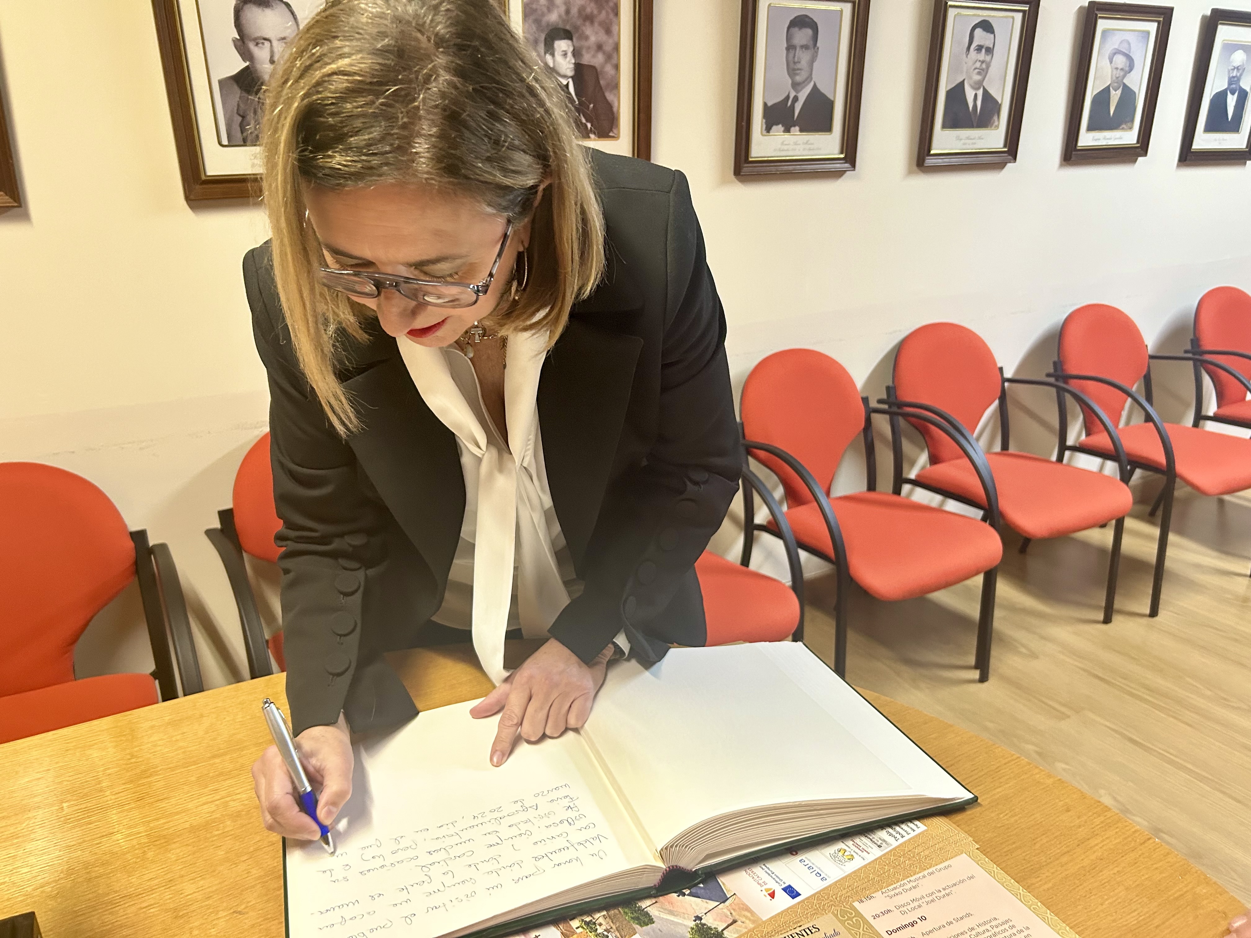 La consejera de Agricultura muestra su apoyo al sector agroalimentario en la inauguración de la Feria de Valdefuentes