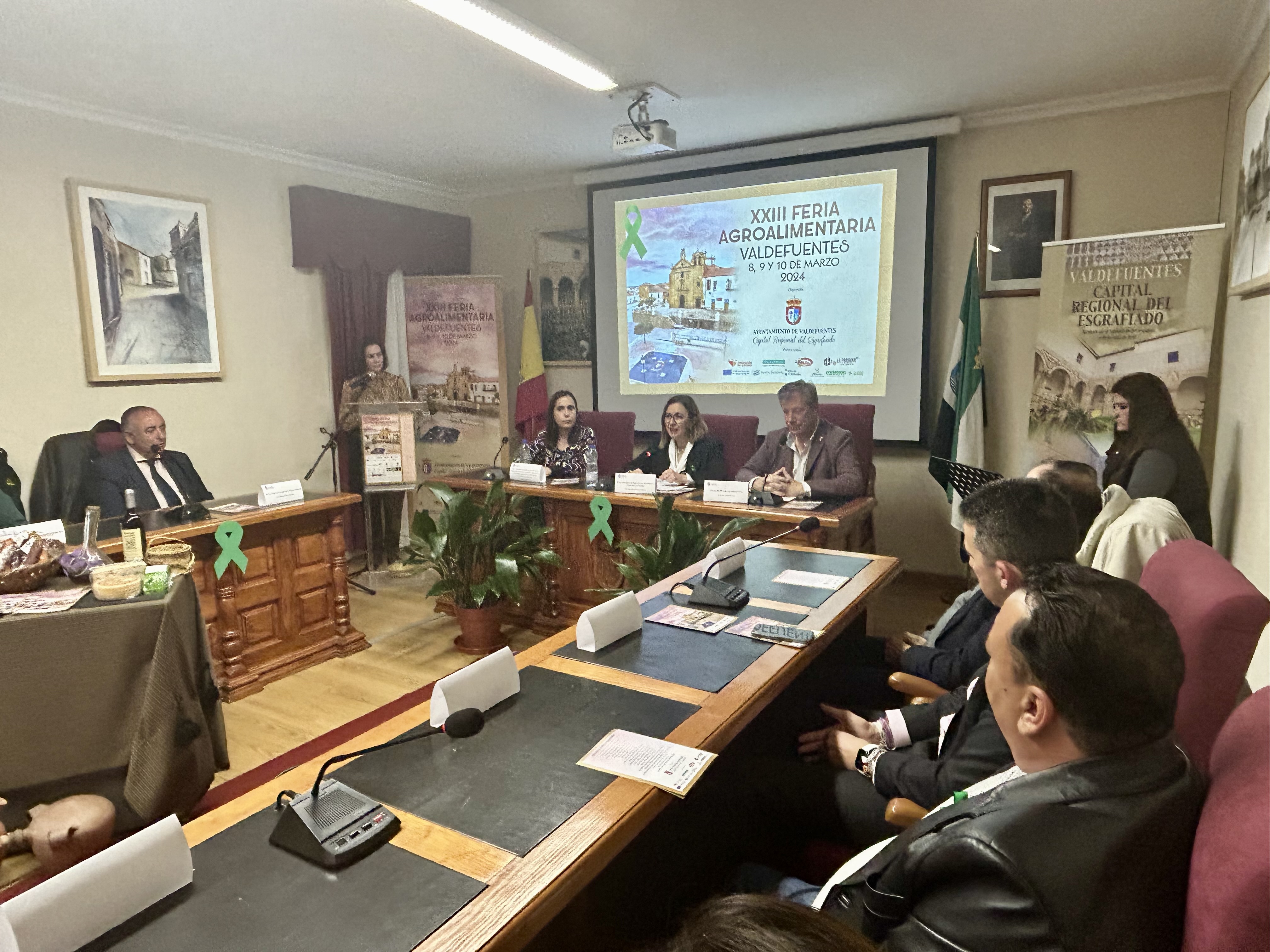 La consejera de Agricultura muestra su apoyo al sector agroalimentario en la inauguración de la Feria de Valdefuentes