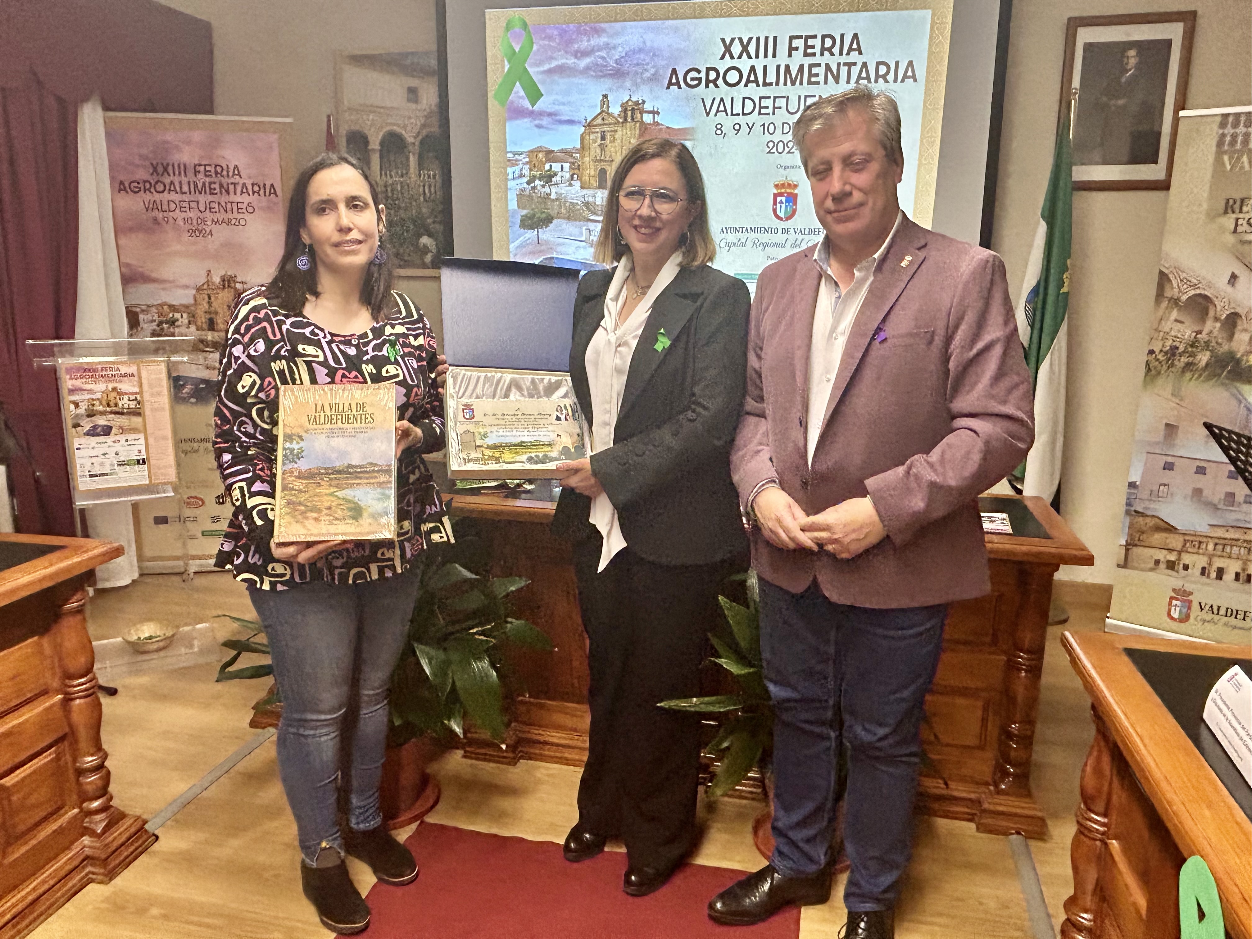 La consejera de Agricultura muestra su apoyo al sector agroalimentario en la inauguración de la Feria de Valdefuentes