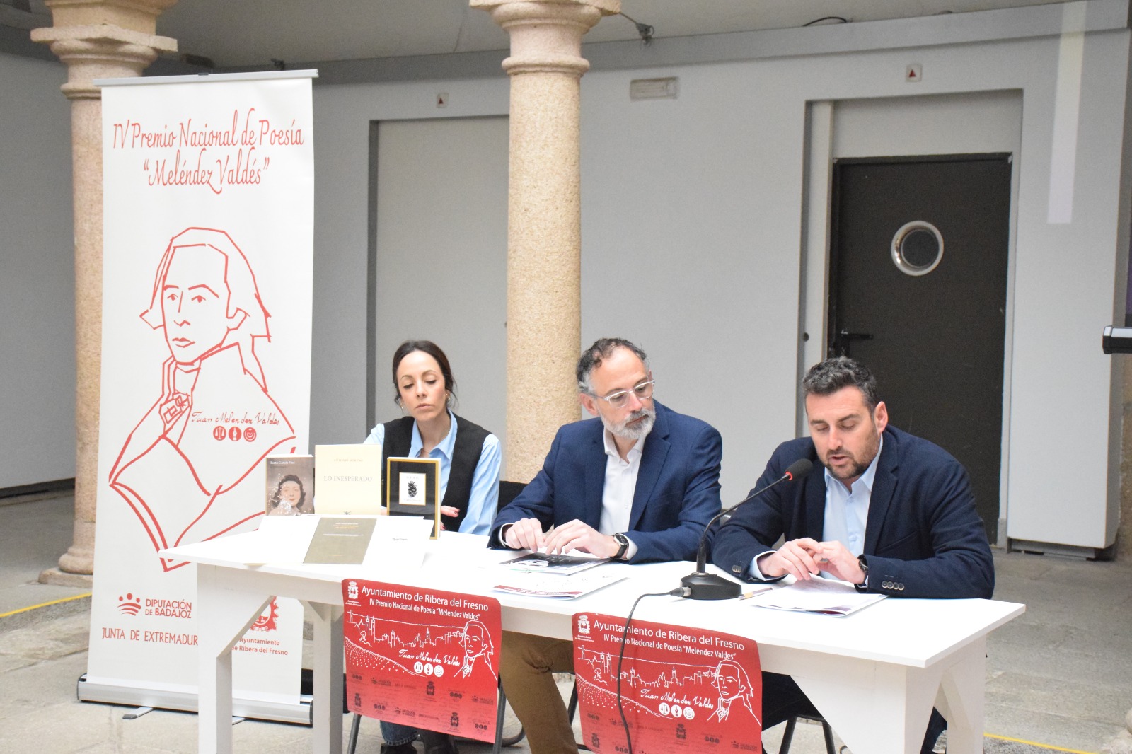 Foto del secretario general de Cultura junto al alcalde de Ribera del Fresno y la concejala de cultura de dicha localidad