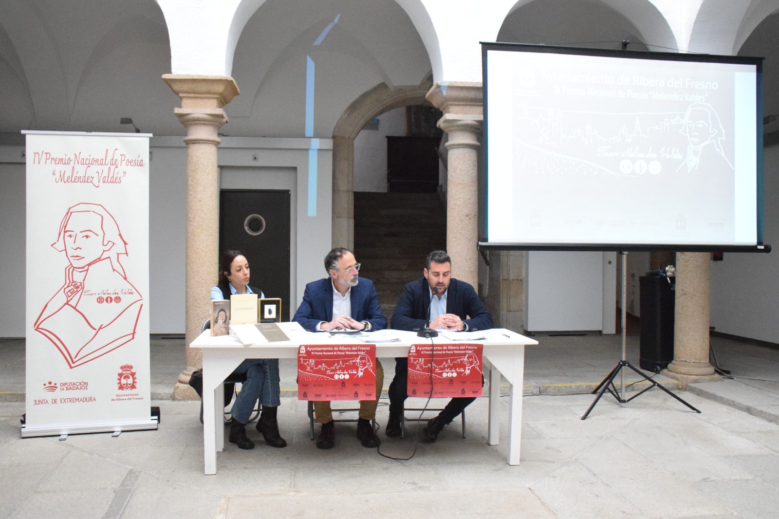 Foto del secretario general de Cultura junto al alcalde de Ribera del Fresno y la concejala de cultura de dicha localidad