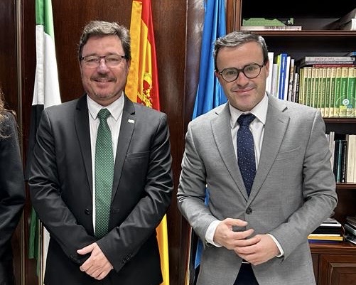 Foto del consejero de Economía, Empleo y Transformación Digital y el presidente de la Diputación Provincial de Badajoz