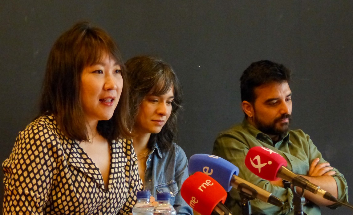 Foto de la directora gerente de la fundación OEX, Hae Won Oh Kim, durante la rueda de prensa