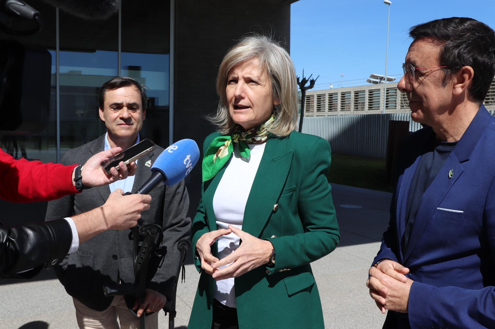 Foto de la consejera atendiendo a los medios de comunicación