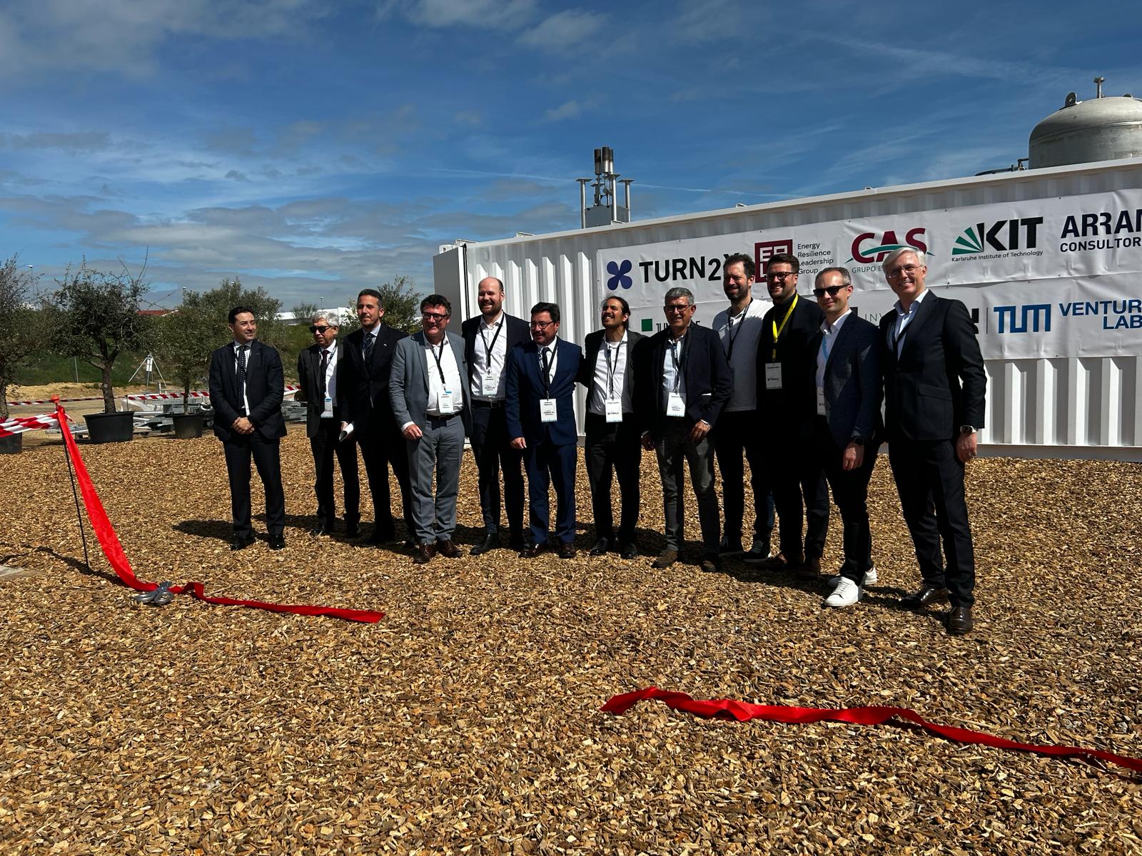 Image 0 of article Santamaría felicita a la empresa alemana Turn2X por instalar en Miajadas su planta piloto de producción de gas natural verde
