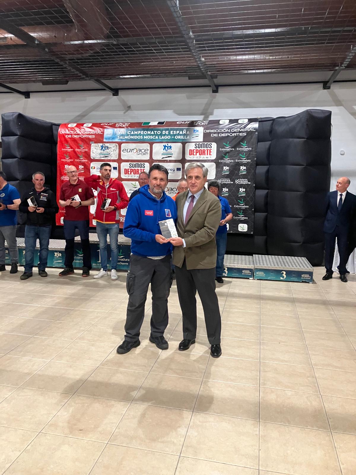 Entrega de trofeos y medallas de la octava edición del Campeonato de España de Pesca Deportiva en la especialidad de Salmónidos Mosca Lago-Orilla