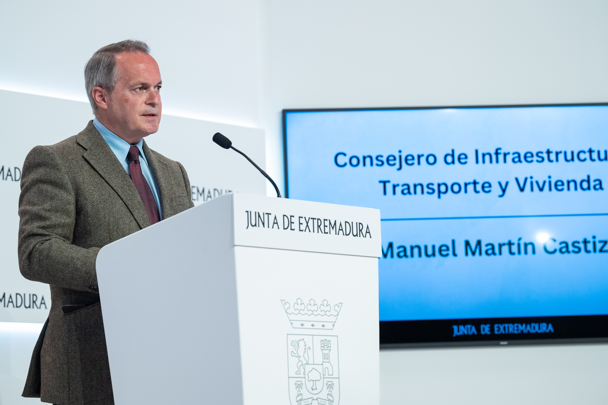 El consejero de Infraestructuras, Transporte y Vivienda, Manuel Martín Castizo, durante la rueda de prensa.