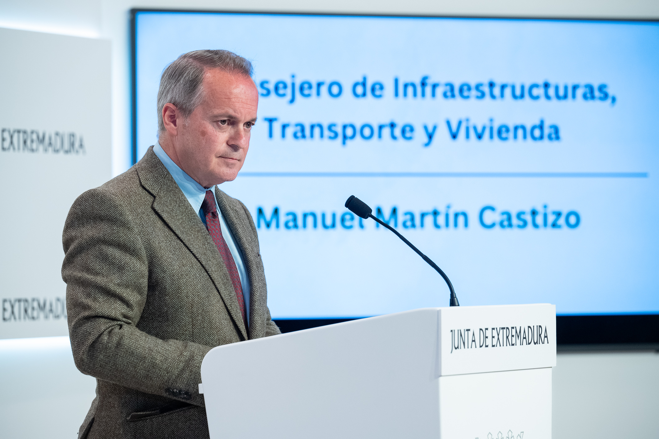 El consejero de Infraestructuras, Transporte y Vivienda, Manuel Martín Castizo, durante la rueda de prensa.