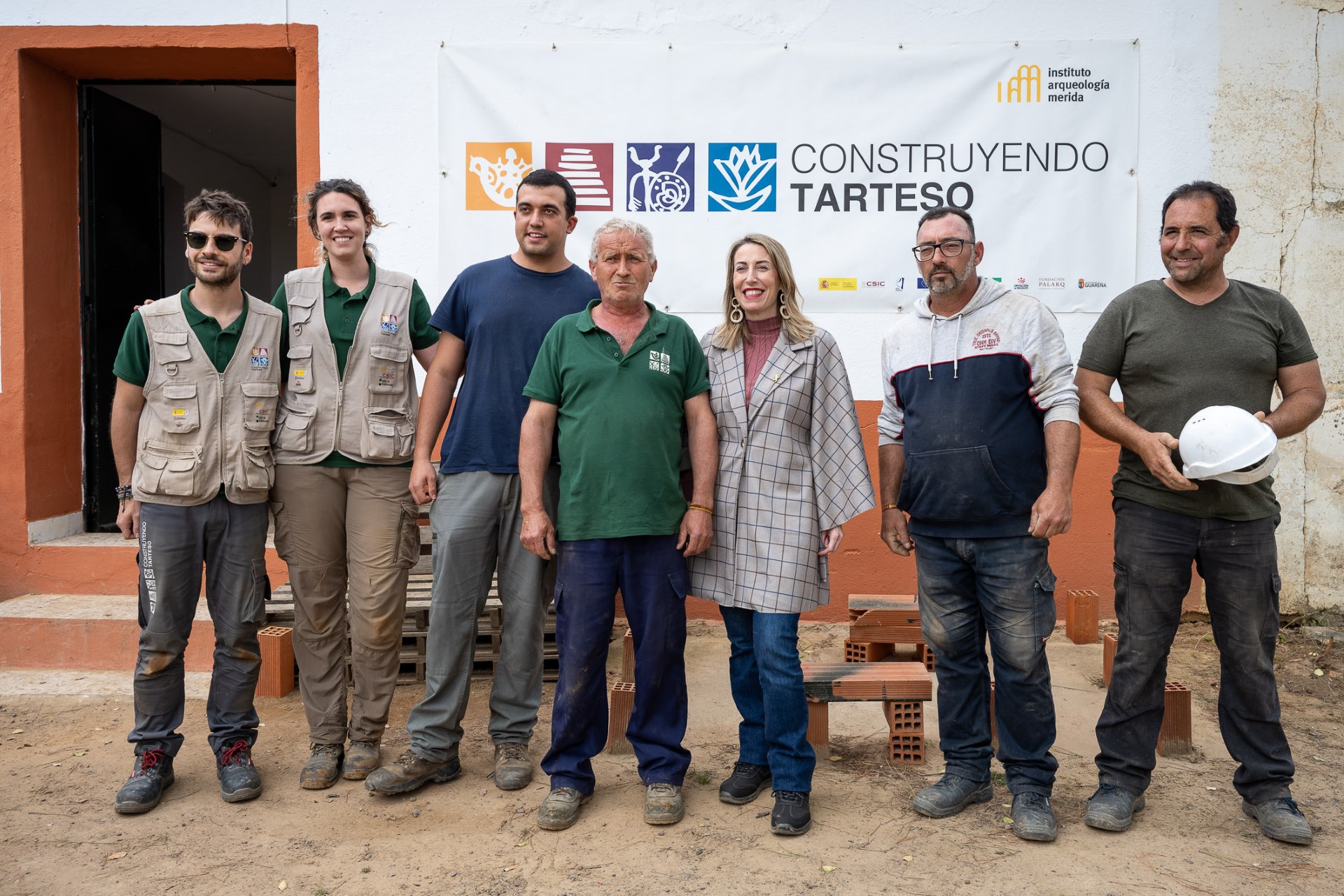 Foto de la visita de la presidenta de la Junta al yacimiento El Turuñuelo